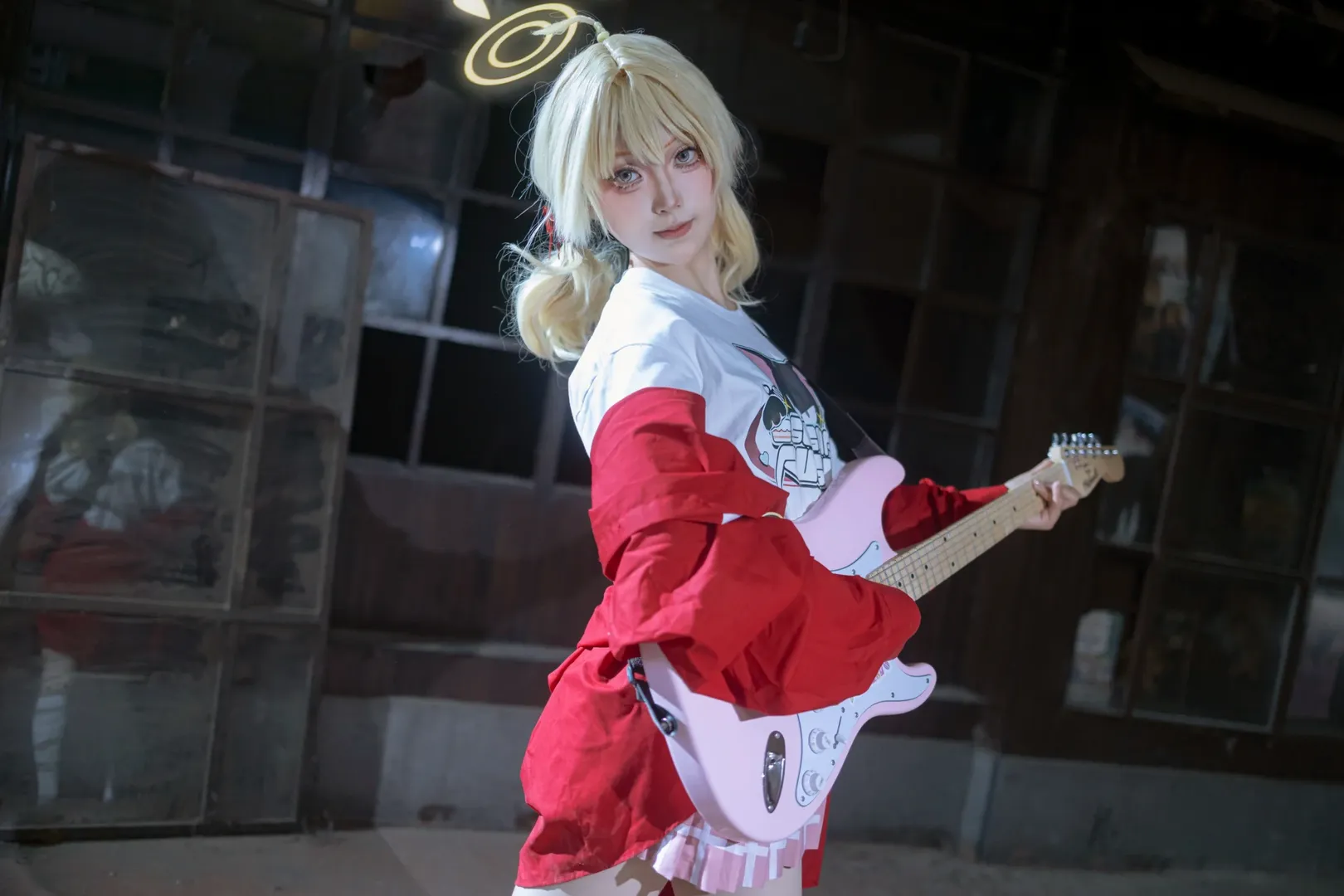 ブルーアーカイブ, ガールズバンド, 白ストッキングコスプレ, 伊原木ヨシミコスプレ, エレキギターコスプレ - 3枚目