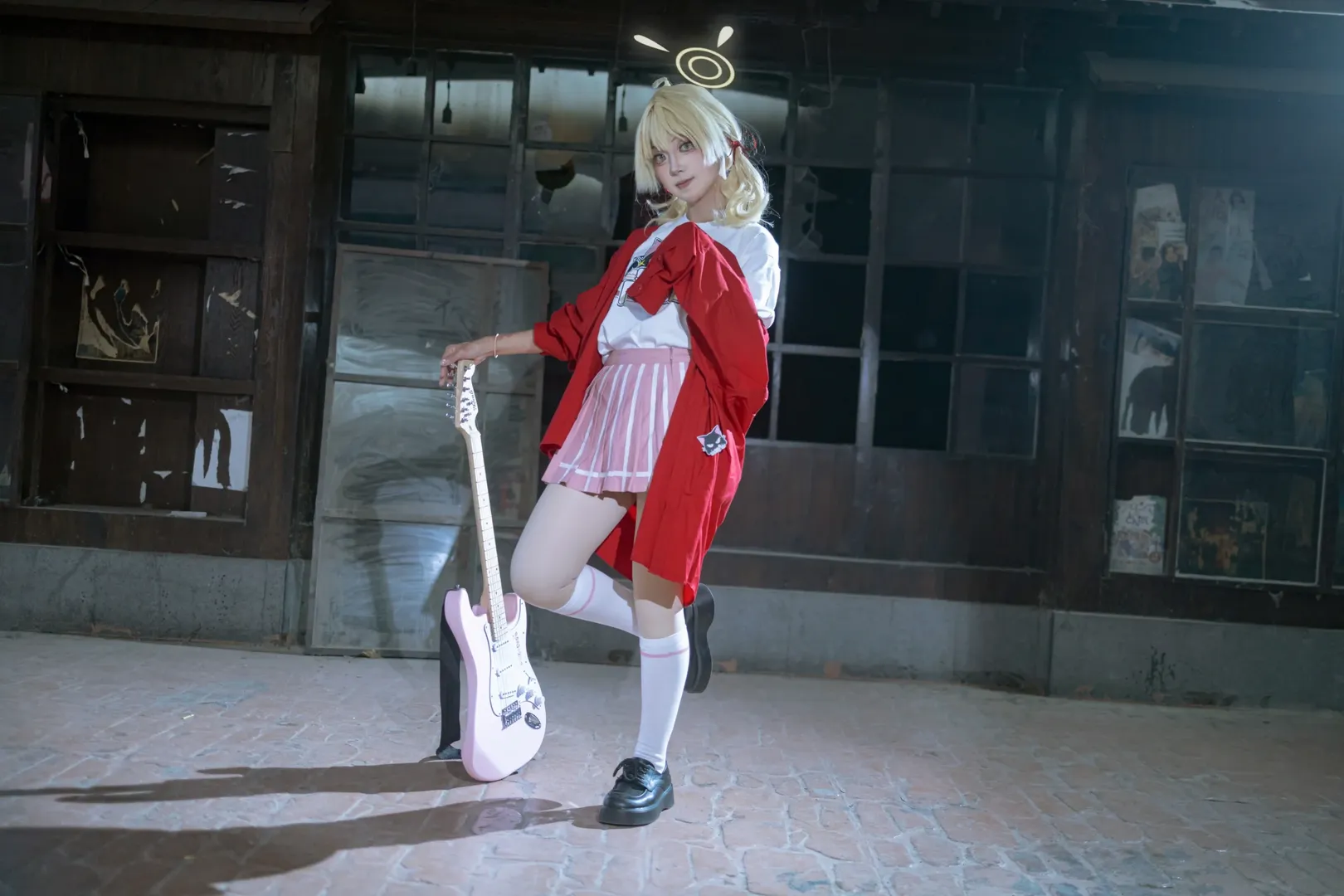 ブルーアーカイブ, ガールズバンド, 白ストッキングコスプレ, 伊原木ヨシミコスプレ, エレキギターコスプレ - 4枚目