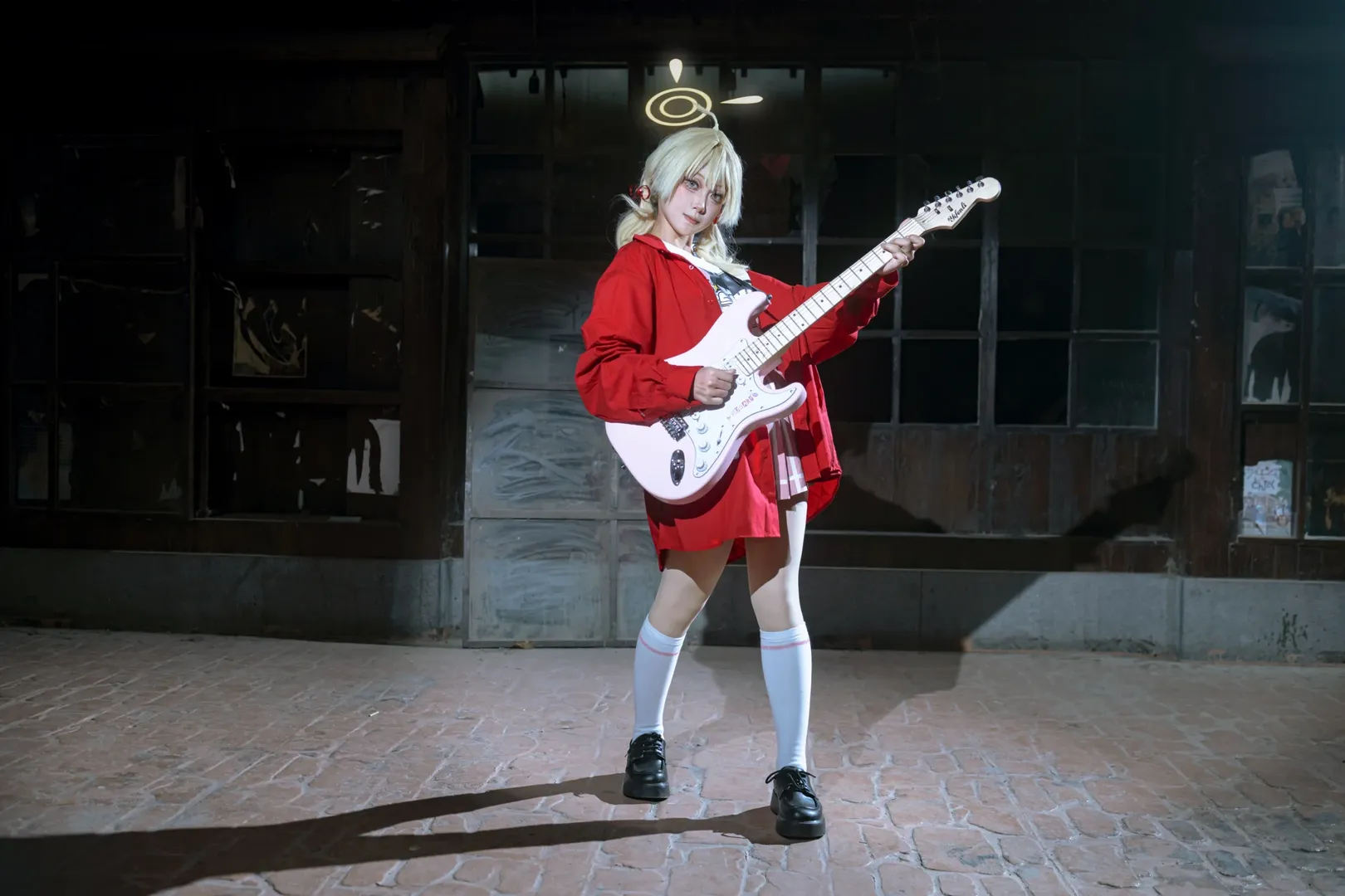 ブルーアーカイブ, ガールズバンド, 白ストッキングコスプレ, 伊原木ヨシミコスプレ, エレキギターコスプレ - 6枚目