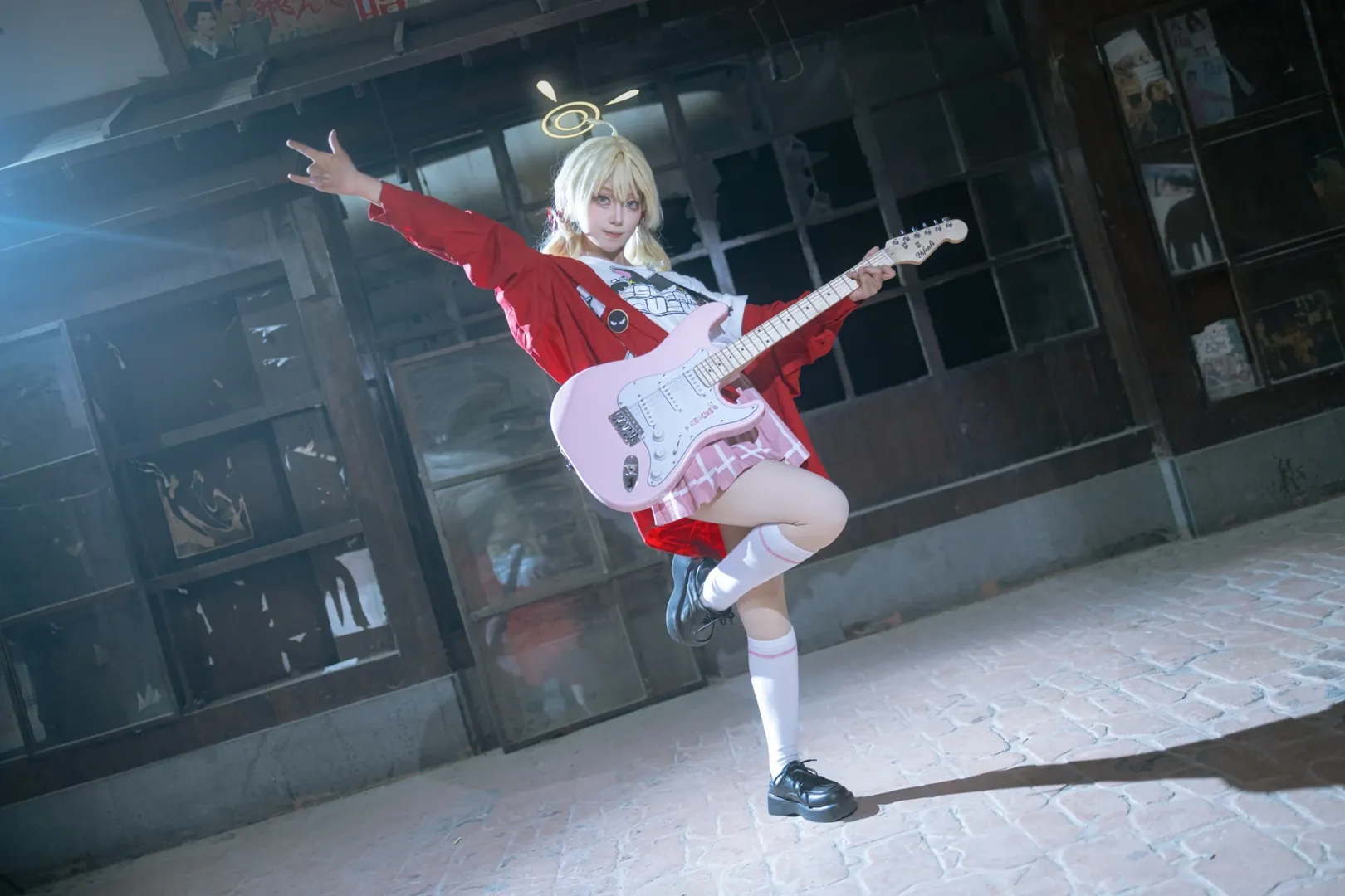 ブルーアーカイブ, ガールズバンド, 白ストッキングコスプレ, 伊原木ヨシミコスプレ, エレキギターコスプレ - 9枚目