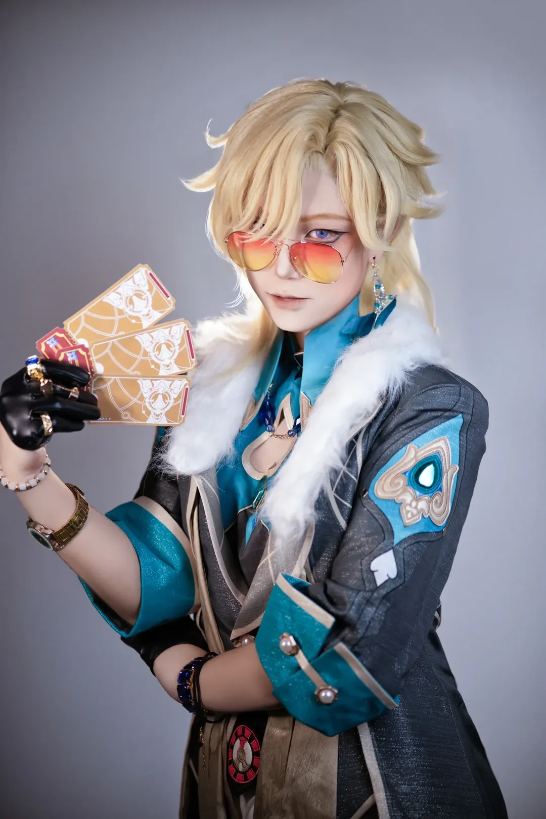 崩坏星穹铁道, cosplay分享, 砂金cos, 金发造型, 赌桌主题 - 第1张