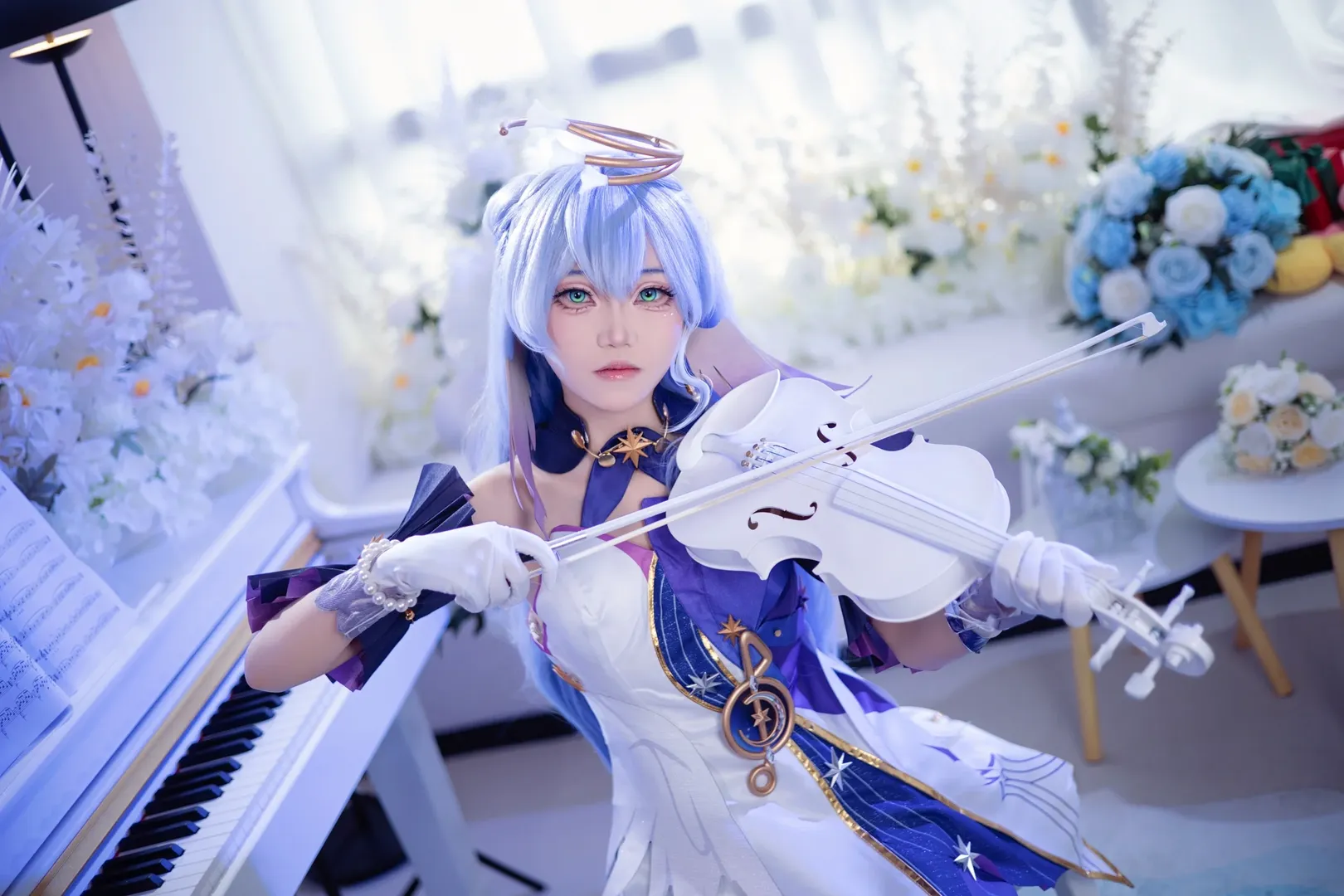 Honkai: Star Rail, Robin cosplay, Cosplay photography, Blue and white color scheme, Musical instrument photoshoot - Image 2