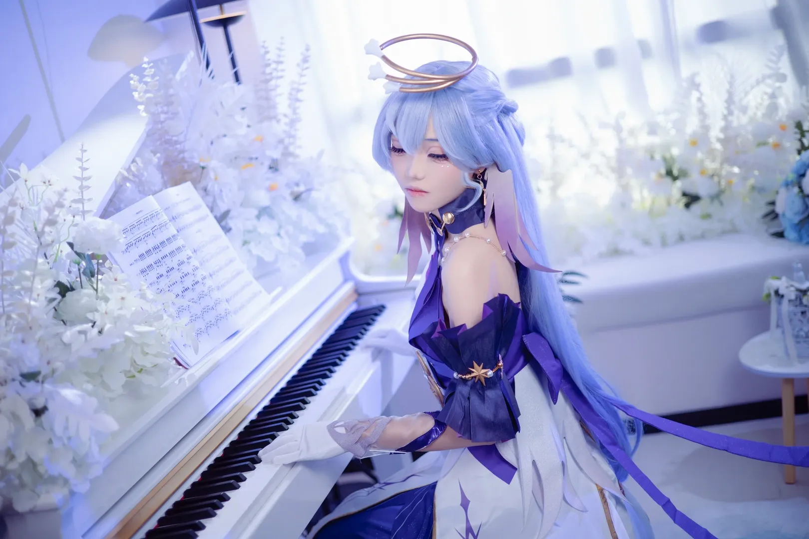 Honkai: Star Rail, Robin cosplay, Cosplay photography, Blue and white color scheme, Musical instrument photoshoot - Image 3