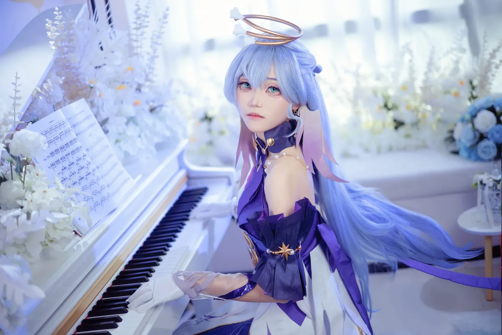 Honkai: Star Rail, Robin cosplay, Cosplay photography, Blue and white color scheme, Musical instrument photoshoot - Image 4