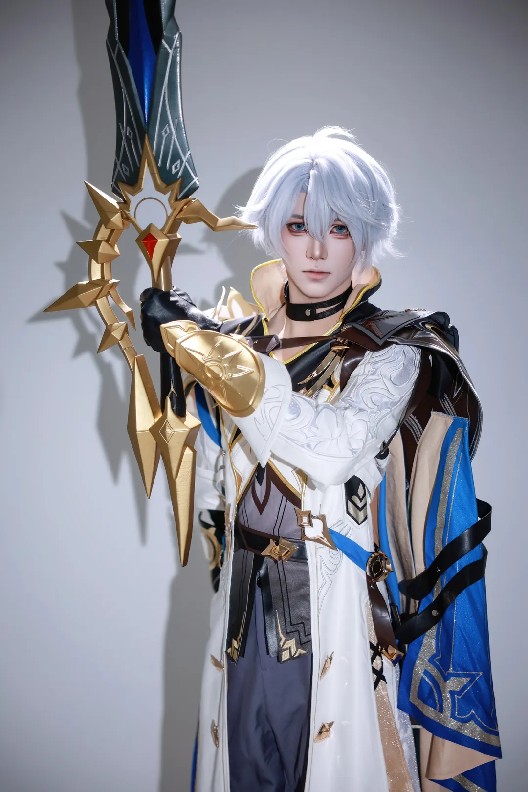 崩坏星穹铁道, cosplay摄影, 白厄cos, 大剑道具, 银白假发 - 第1张