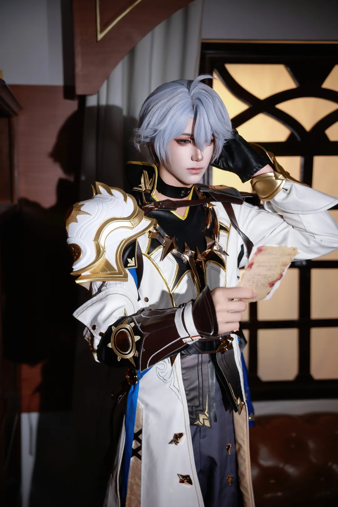 崩坏星穹铁道, cosplay摄影, 白厄cos, 大剑道具, 银白假发 - 第2张