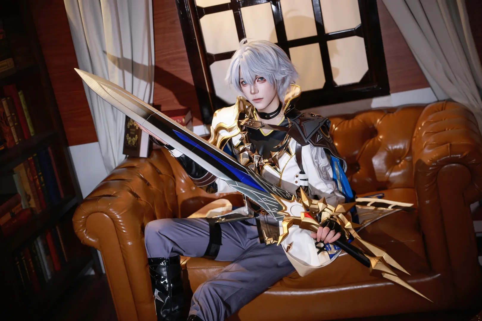 崩坏星穹铁道, cosplay摄影, 白厄cos, 大剑道具, 银白假发