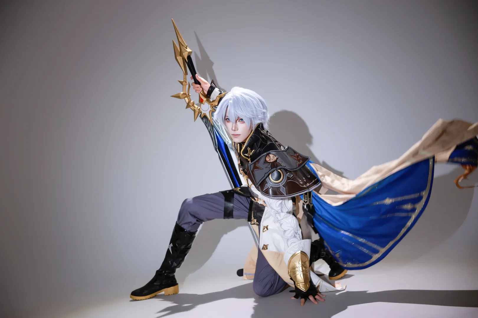崩坏星穹铁道, cosplay摄影, 白厄cos, 大剑道具, 银白假发 - 第4张
