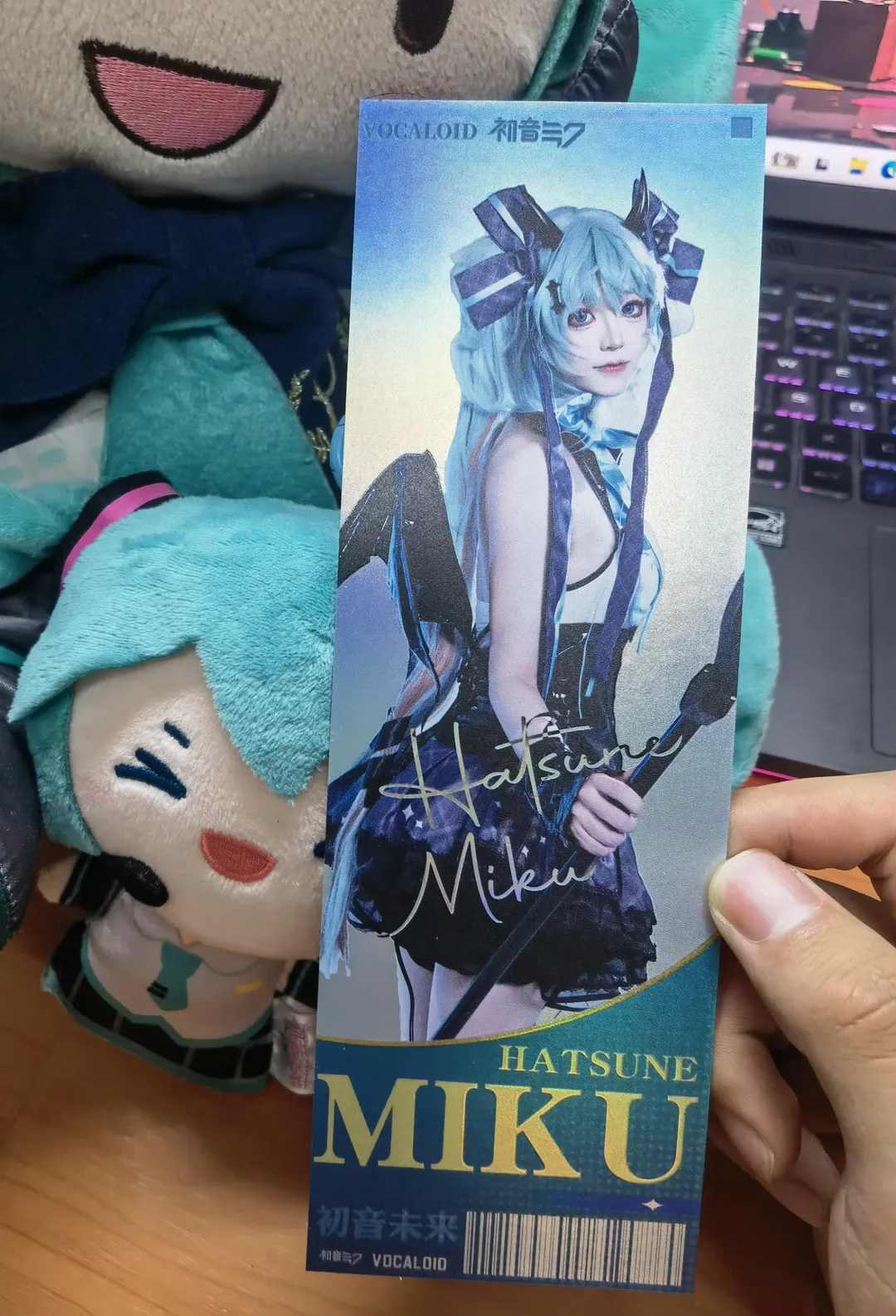 初音未来, 初音未来cos, 同人产粮节, 黑丝穿搭, 镭射票设计 - 第1张
