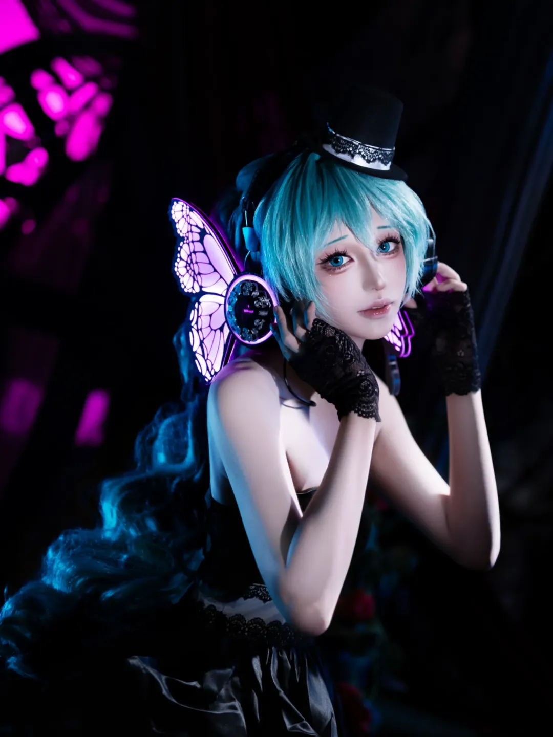 二次元摄影, 初音未来cos, VOCALOID, 暗黑哥特风, 发光蝴蝶耳机 - 第1张
