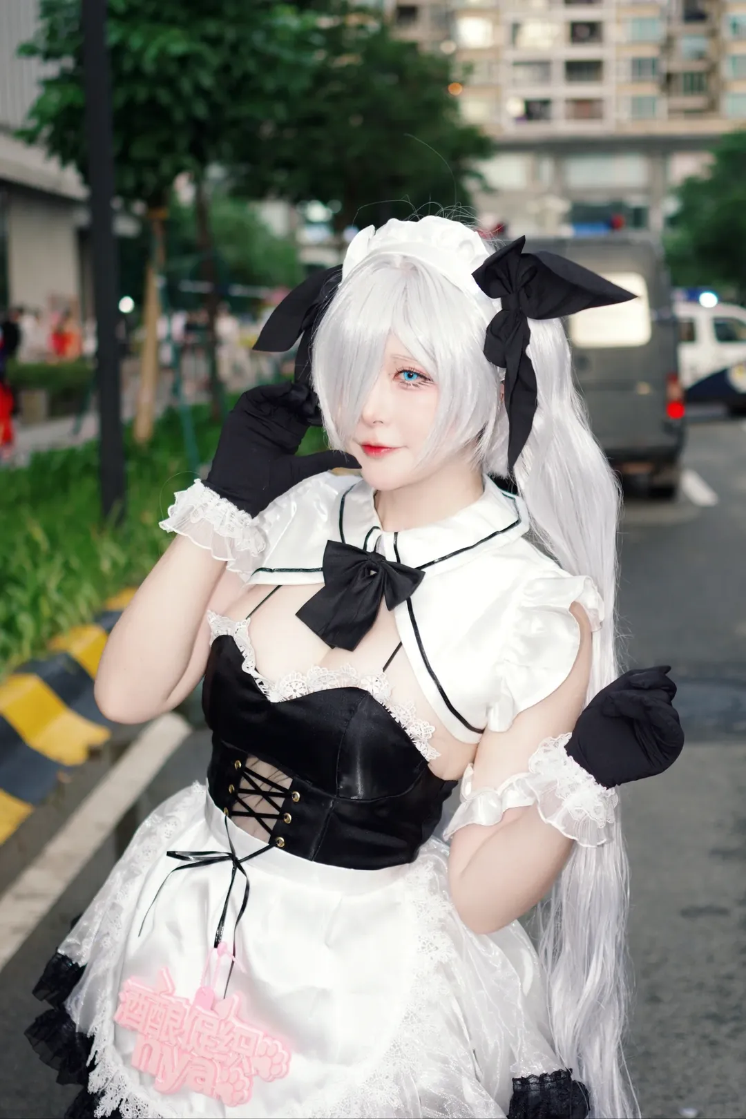 シンデレラ コスプレ, 勝利の女神：NIKKE, 白ストッキングコスプレ, CICF イベント写真, アウトドアメイド服 - 1枚目