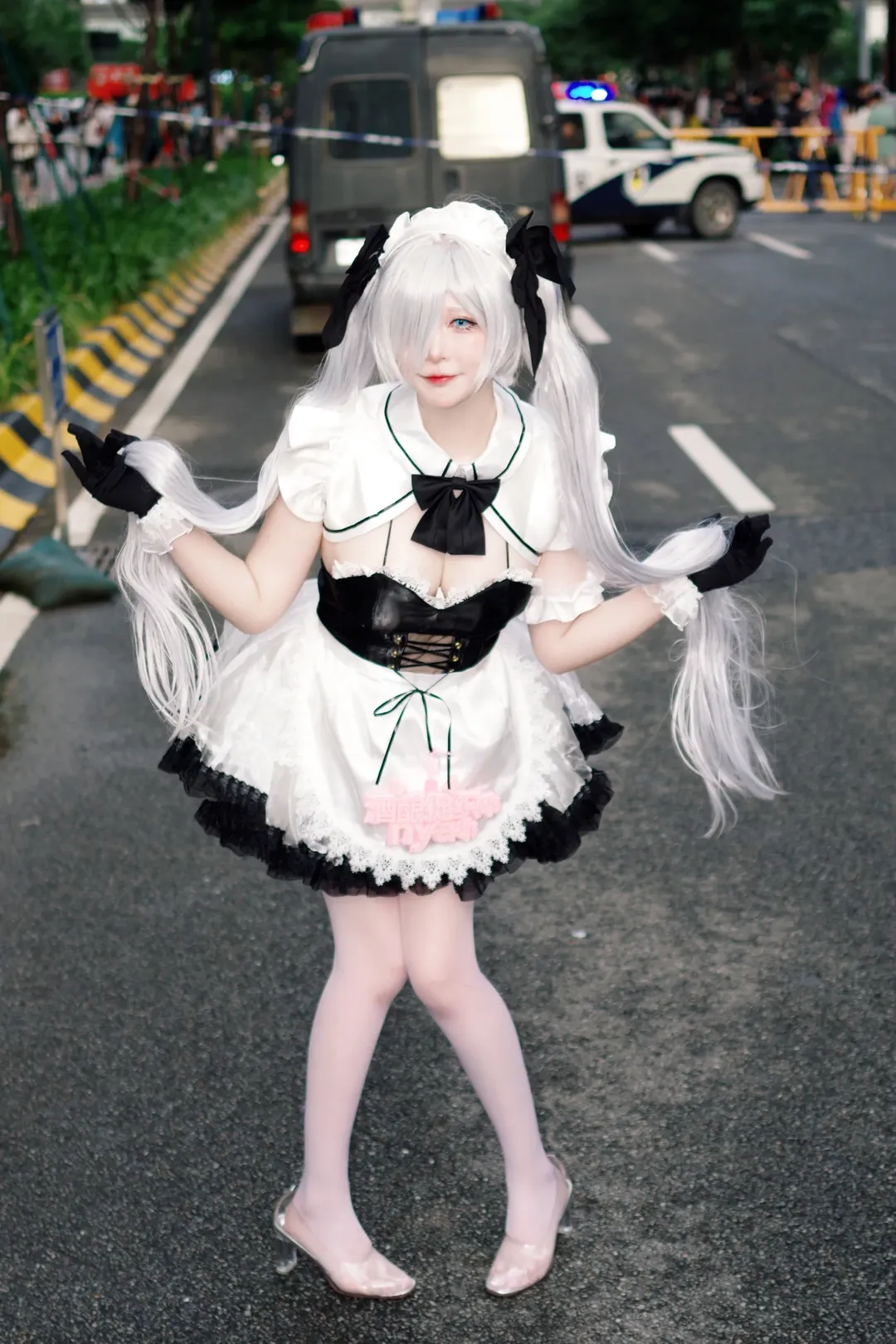 シンデレラ コスプレ, 勝利の女神：NIKKE, 白ストッキングコスプレ, CICF イベント写真, アウトドアメイド服 - 2枚目