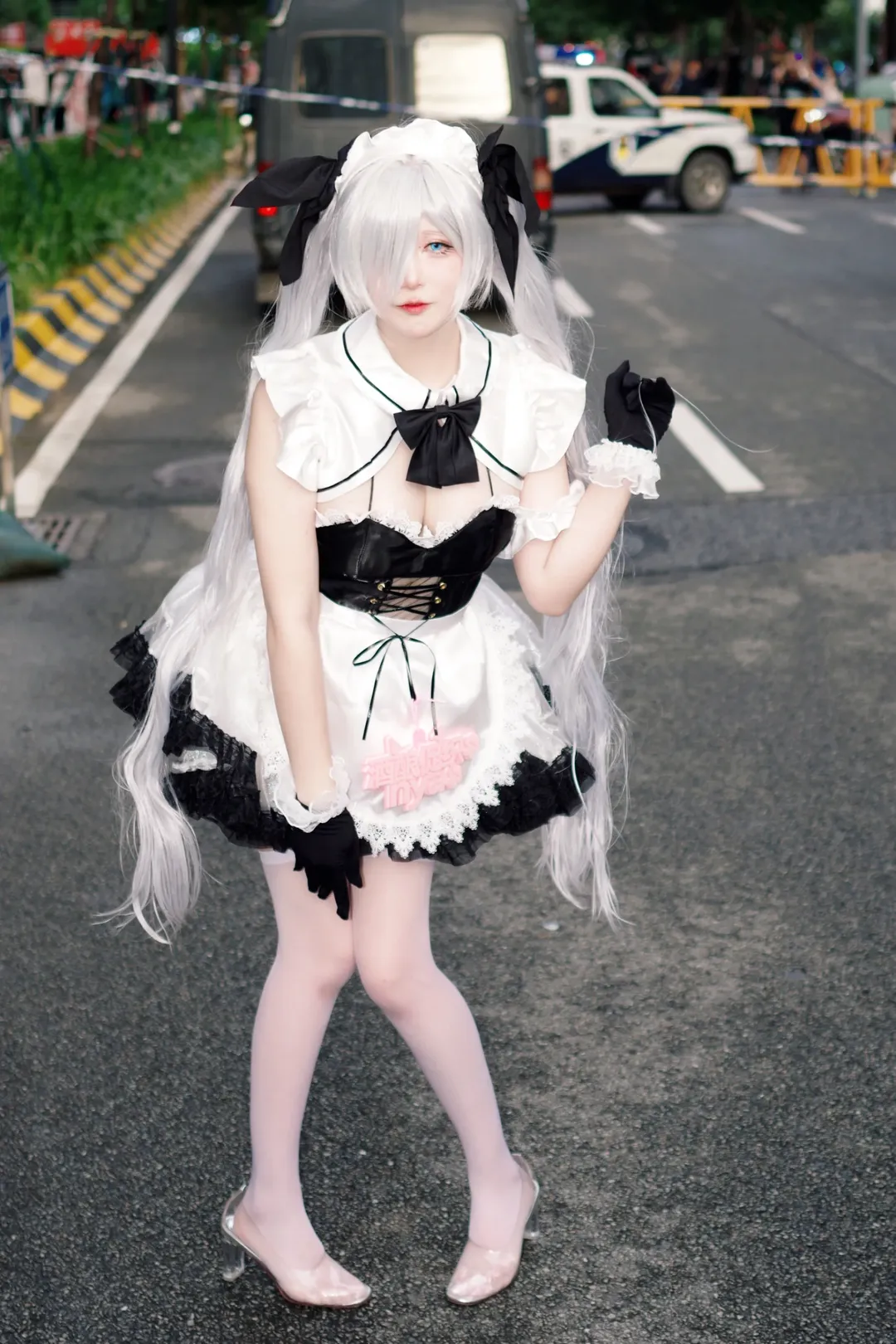 シンデレラ コスプレ, 勝利の女神：NIKKE, 白ストッキングコスプレ, CICF イベント写真, アウトドアメイド服 - 3枚目