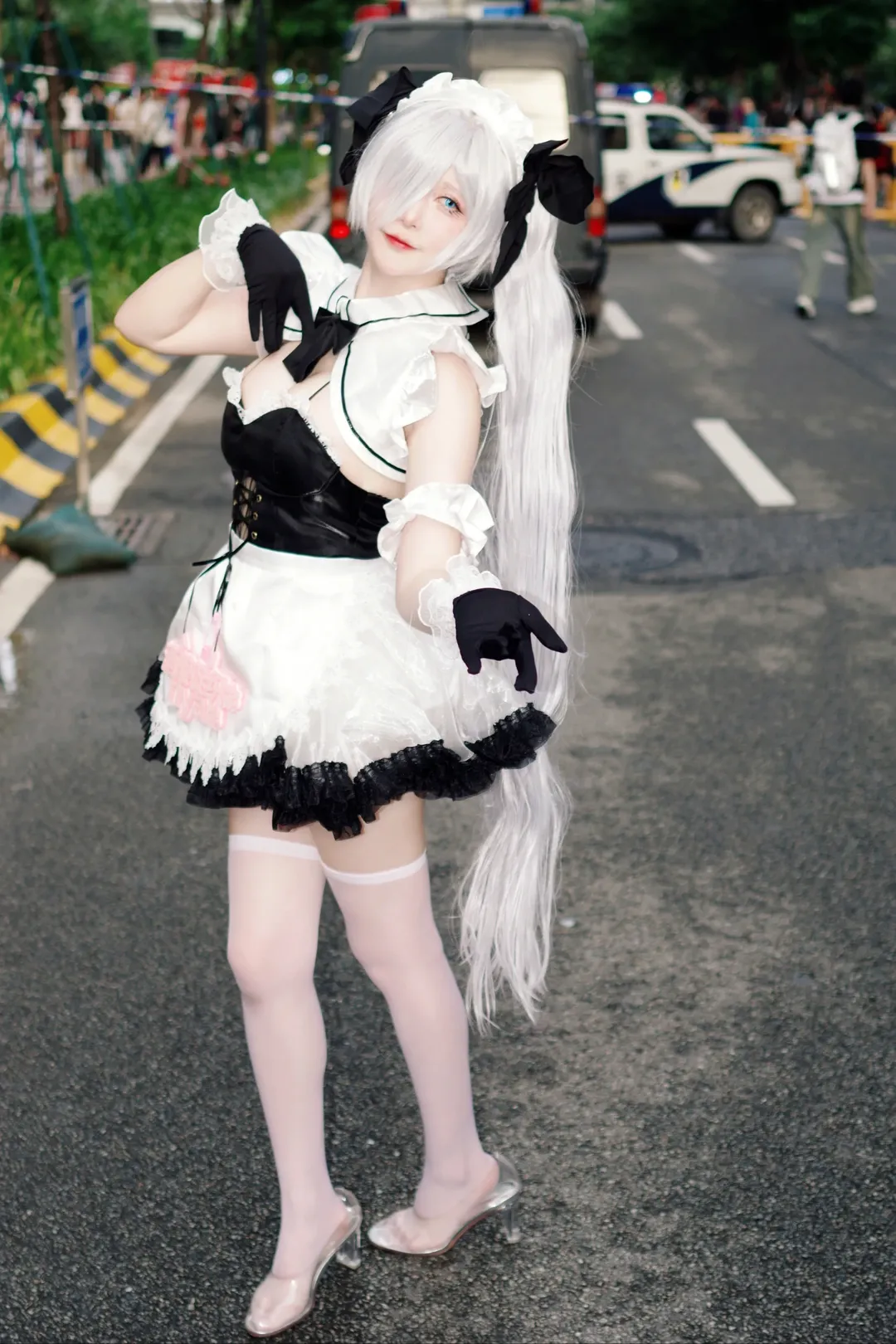 シンデレラ コスプレ, 勝利の女神：NIKKE, 白ストッキングコスプレ, CICF イベント写真, アウトドアメイド服 - 4枚目