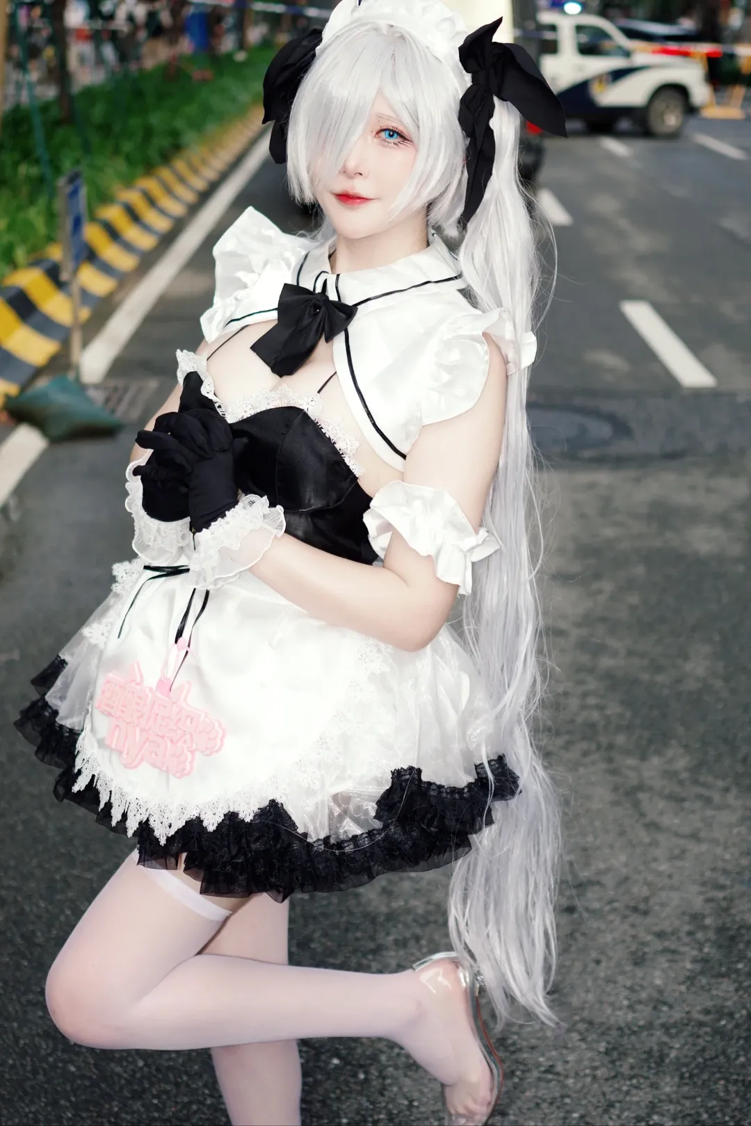 シンデレラ コスプレ, 勝利の女神：NIKKE, 白ストッキングコスプレ, CICF イベント写真, アウトドアメイド服 - 5枚目