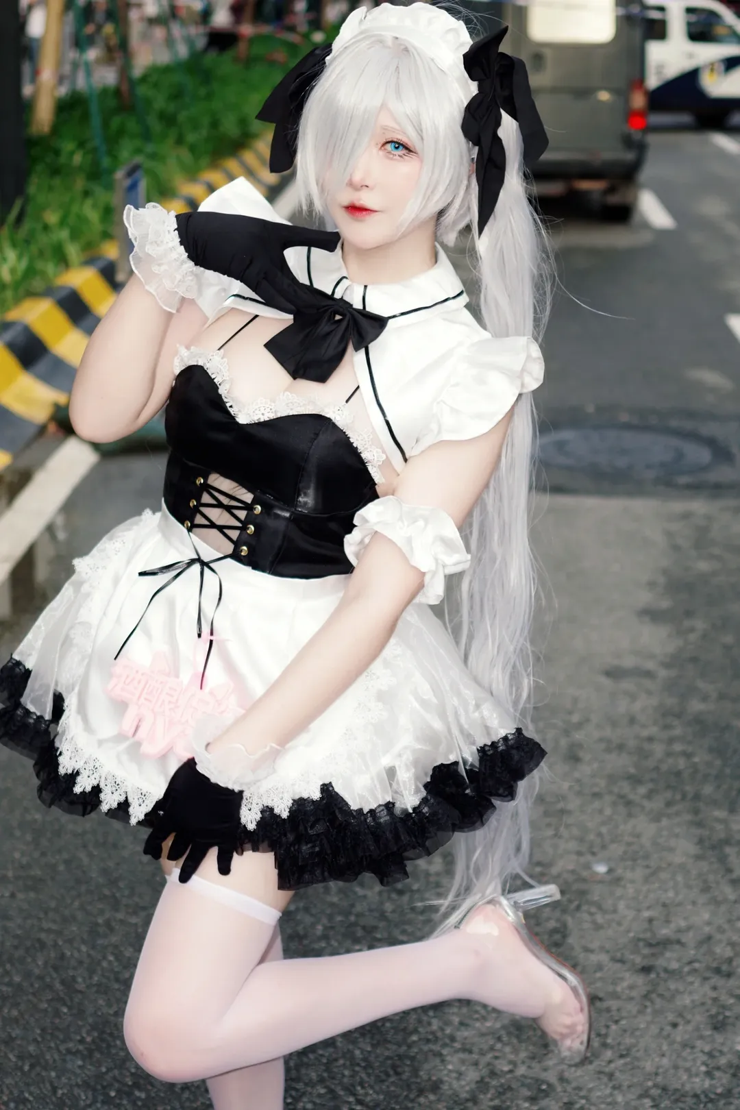 シンデレラ コスプレ, 勝利の女神：NIKKE, 白ストッキングコスプレ, CICF イベント写真, アウトドアメイド服 - 7枚目