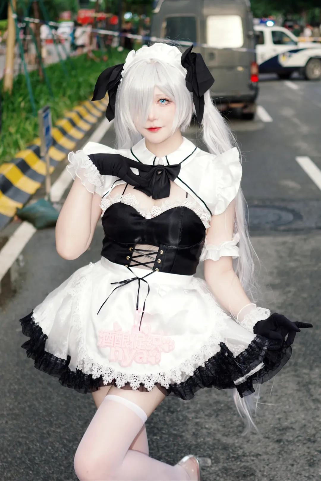 シンデレラ コスプレ, 勝利の女神：NIKKE, 白ストッキングコスプレ, CICF イベント写真, アウトドアメイド服 - 8枚目