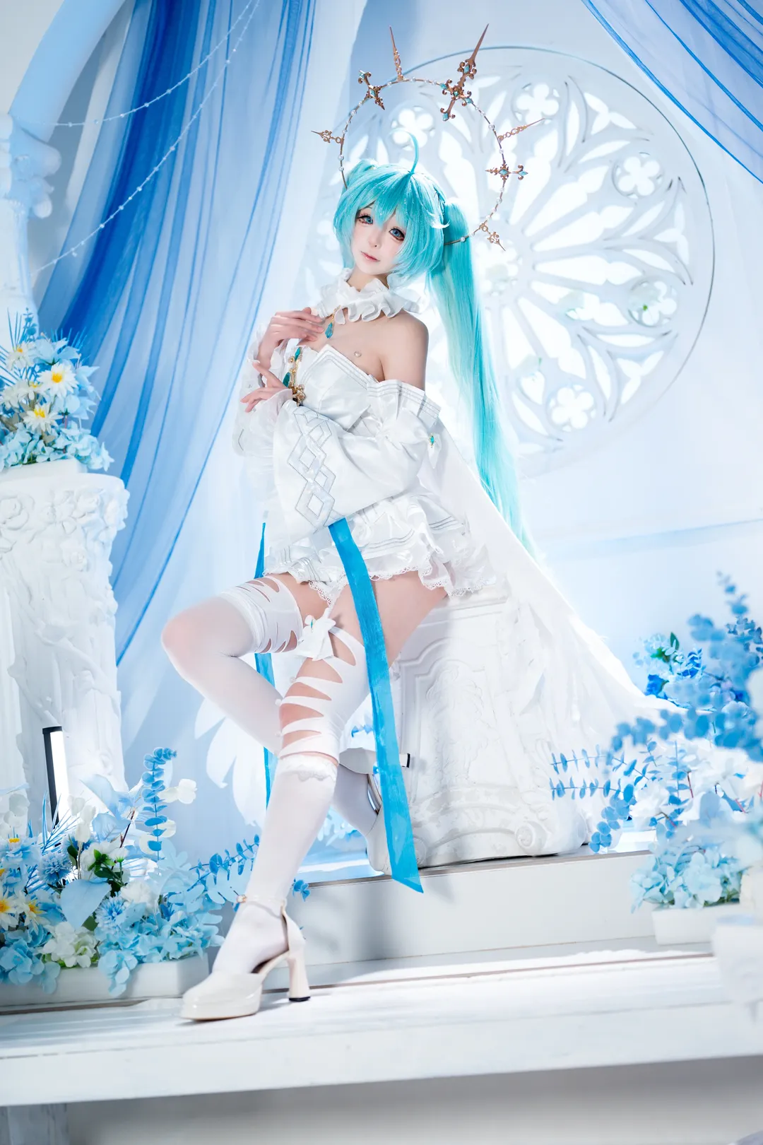 初音未来, 初音未来cos, 双马尾, 天使cos, 白色长筒袜cos - 第1张