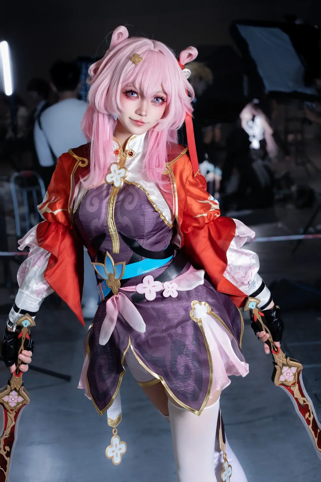崩壊：スターレイル, 三月なのか コスプレ, イベント写真, 白ニーソコーデ, ピンク髪のキャラクター