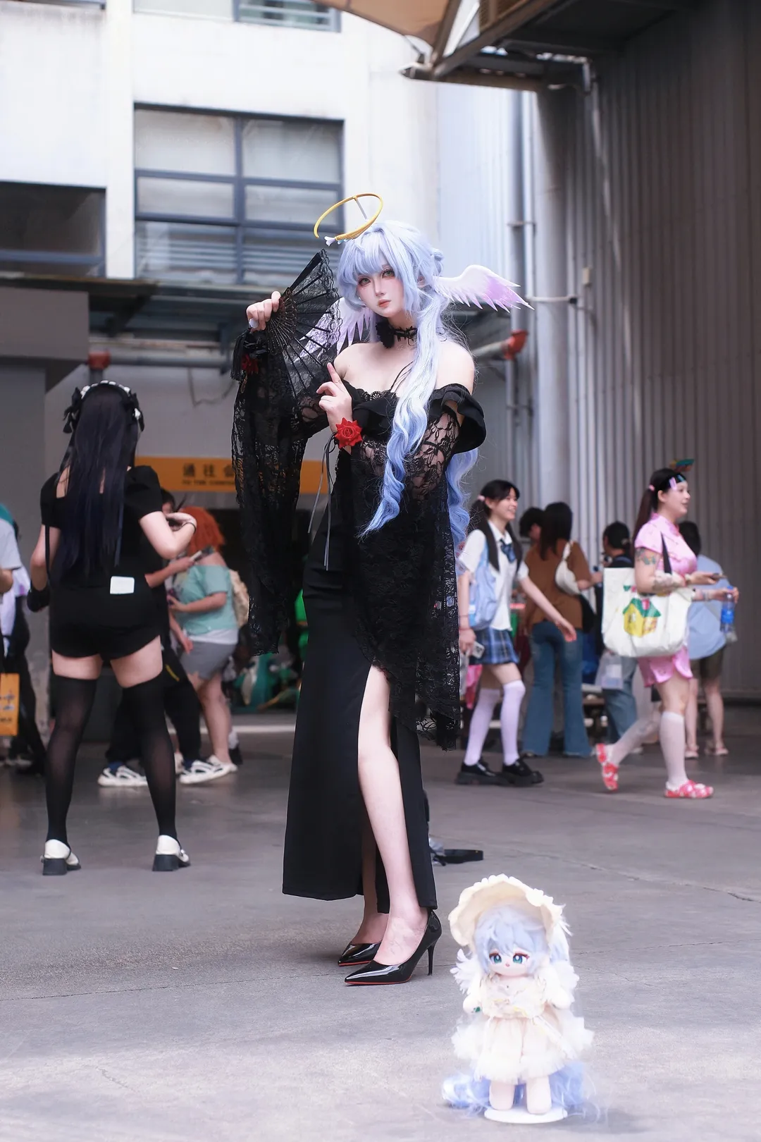 Honkai: Star Rail, Robin cosplay, Convention photography, Cosplay convention photos, Black dress custom design