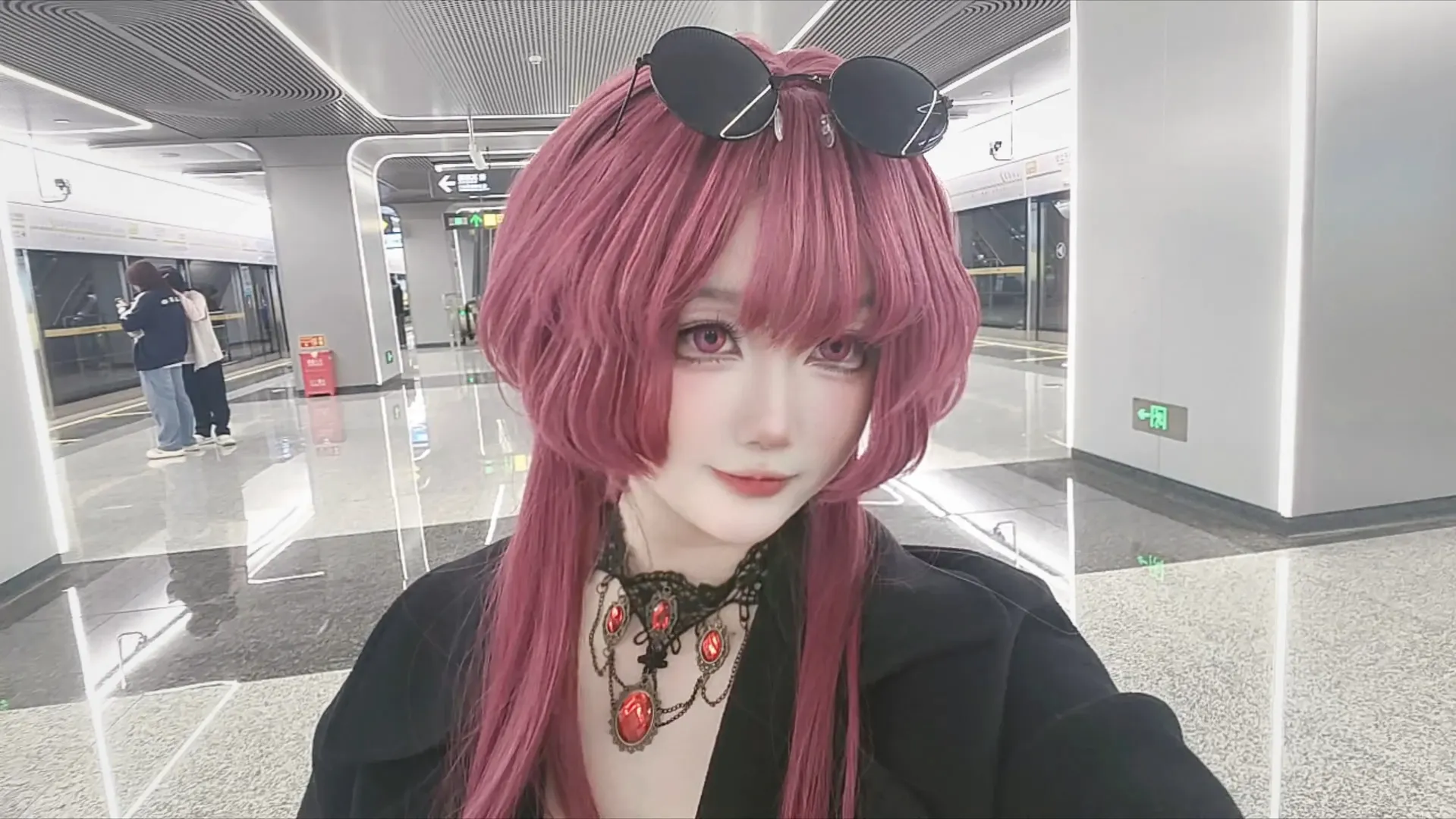 崩坏星穹铁道, 卡芙卡cos, cosplay日常, 地铁随拍, 天府红