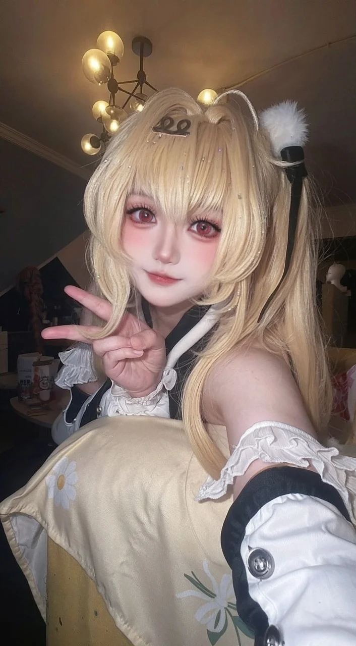 cosplay, 穿搭分享, 金发假发, 红眼美瞳, 氛围感自拍