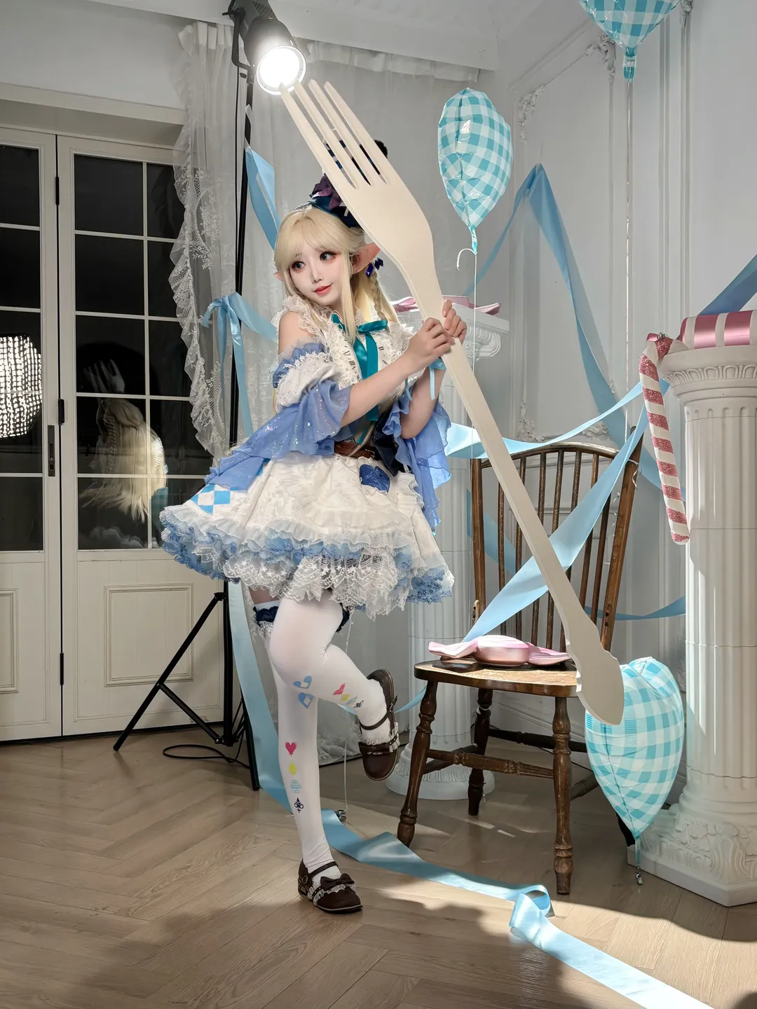 鳴潮, カルテジア コスプレ, 白ストッキング, エルフ耳, 青と白のコーデ