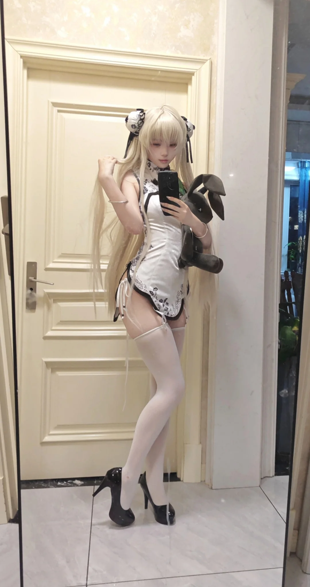 鏡越し自撮り, 春日野穹コスプレ, 白ストッキング, 二次元ファッション, 改良チャイナドレス - 1枚目