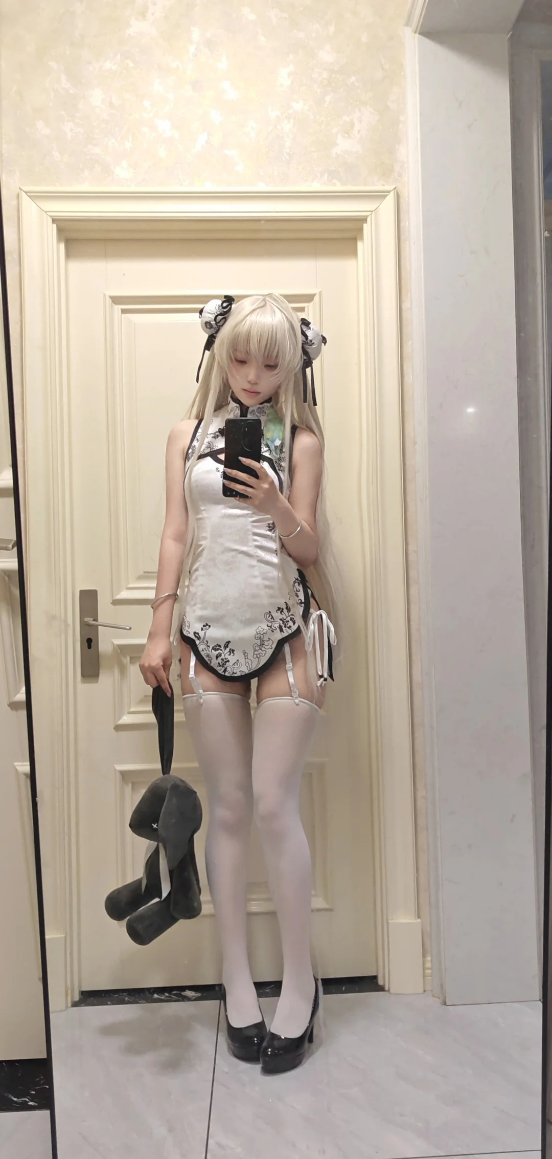 鏡越し自撮り, 春日野穹コスプレ, 白ストッキング, 二次元ファッション, 改良チャイナドレス - 2枚目