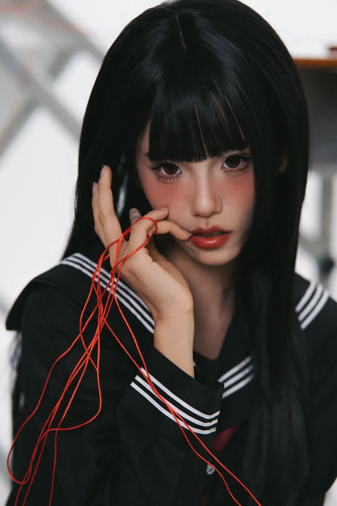 黑丝穿搭, 废墟风摄影, 黑水手服cosplay, 氛围感少女, 红线道具 - 第2张