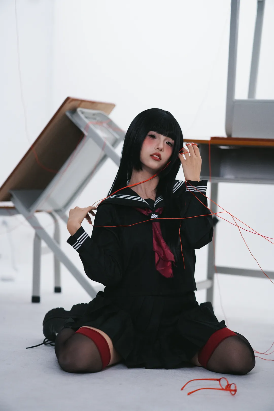 黒タイツ コーデ, 廃墟風写真, 黒セーラー服 コスプレ, 雰囲気系女子, 赤い糸の小道具