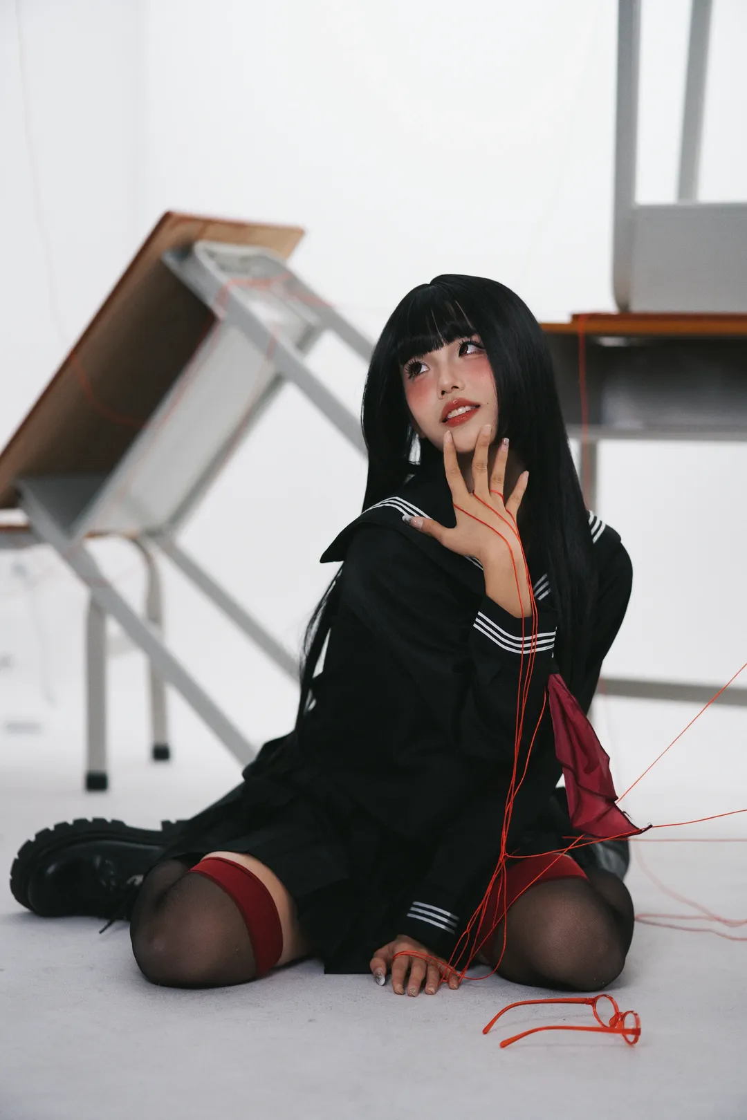 黑丝穿搭, 废墟风摄影, 黑水手服cosplay, 氛围感少女, 红线道具 - 第4张