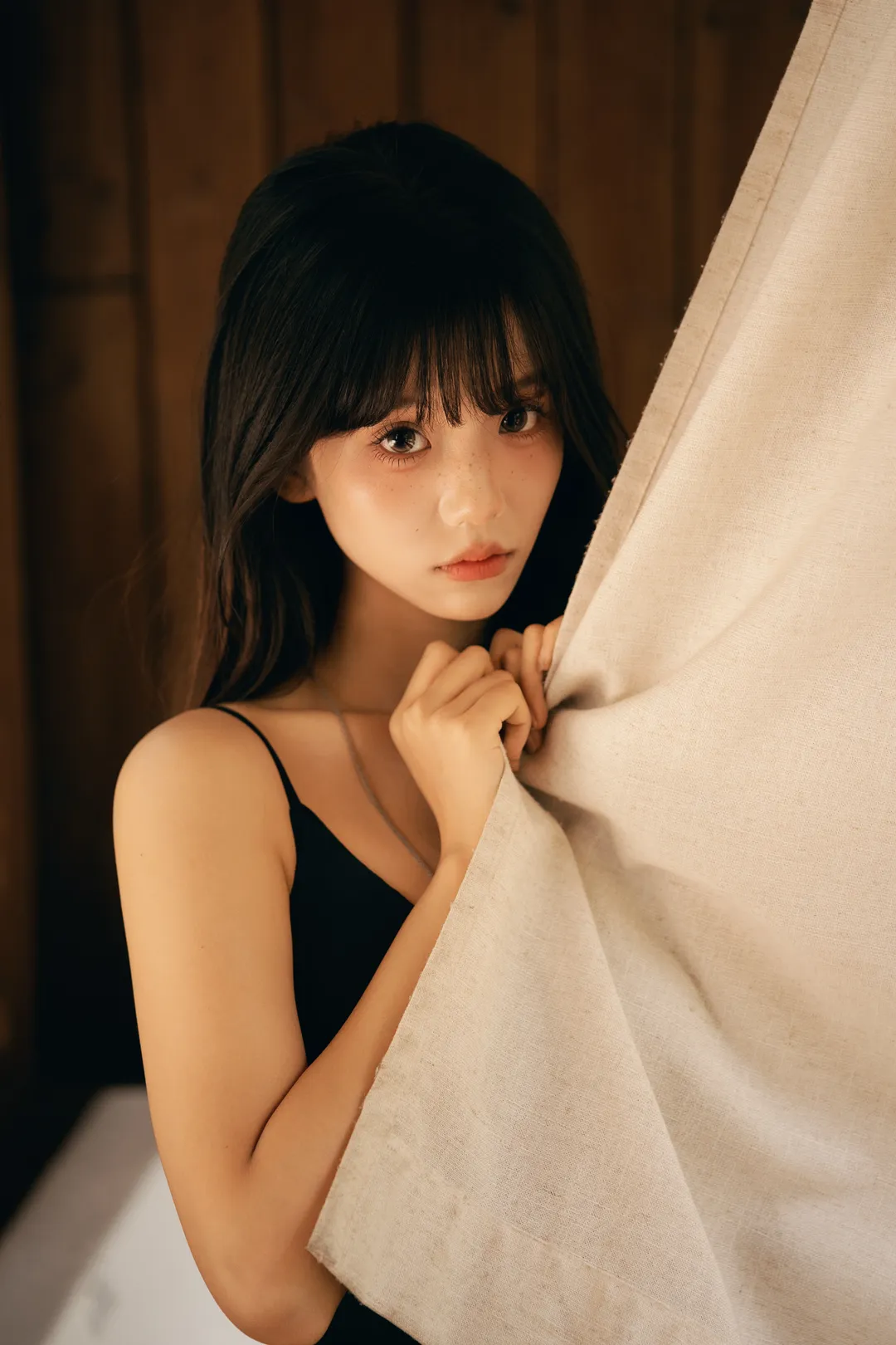 女仆至上主义cos, 木屋氛围感, 雨天写真, 黑发少女, 纯欲连体衣 - 第2张