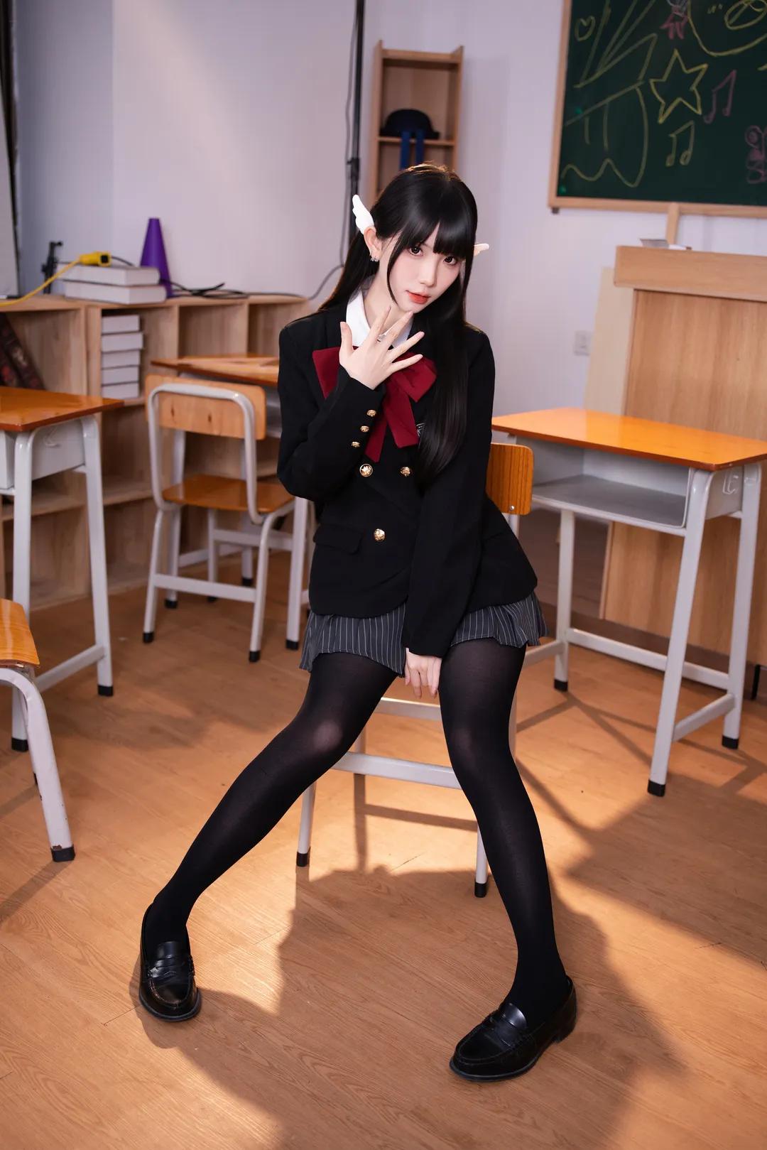 二次元少女, 校园风cos, 黑丝穿搭, 教室拍照, JK制服写真 - 第1张