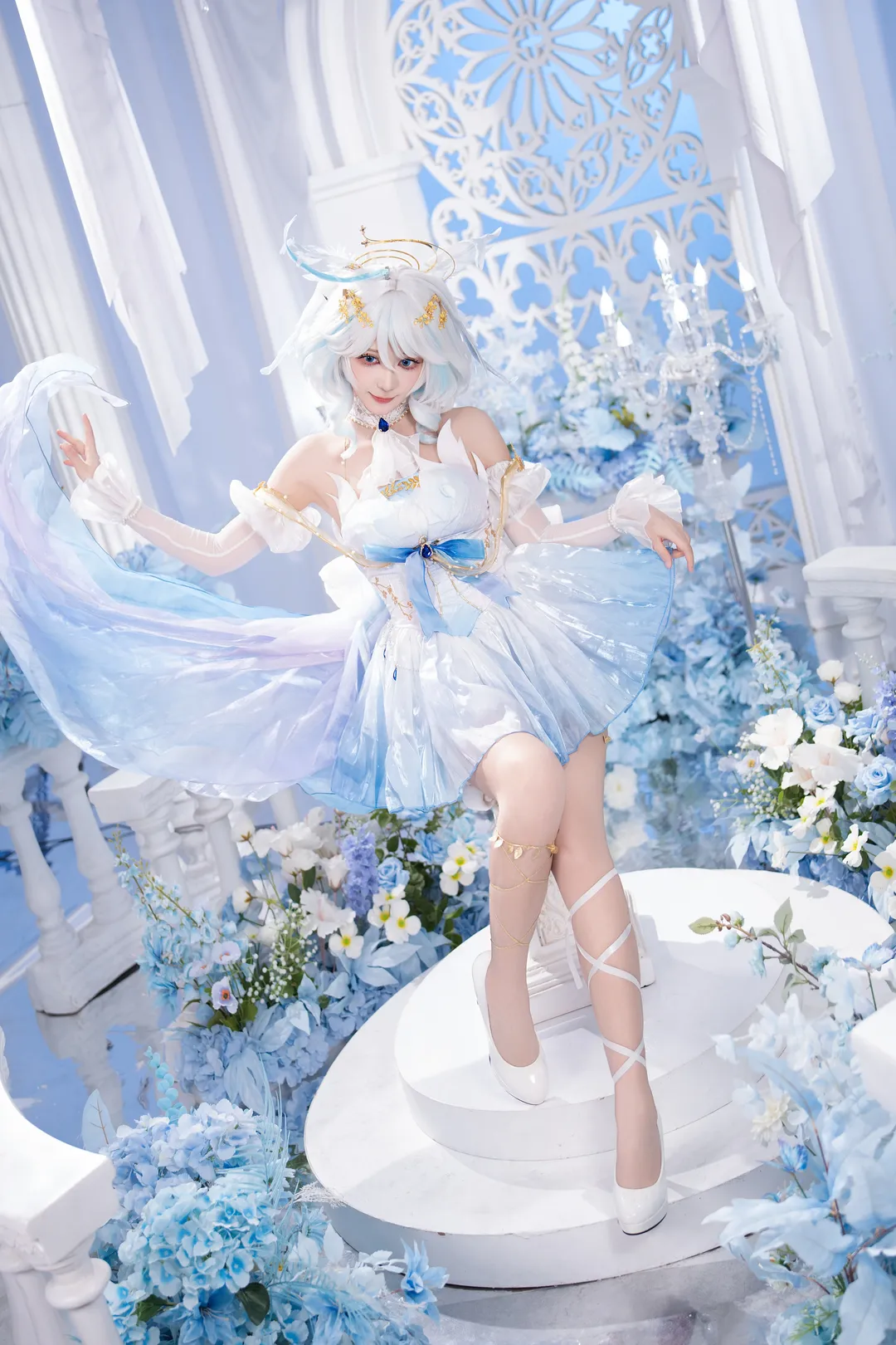幻想的なポートレート撮影, アイスブルー系コスプレ, 白ストッキングのストラップ付きコスプレ, 幻想的なコスプレ, ヨーロピアンレトロな背景