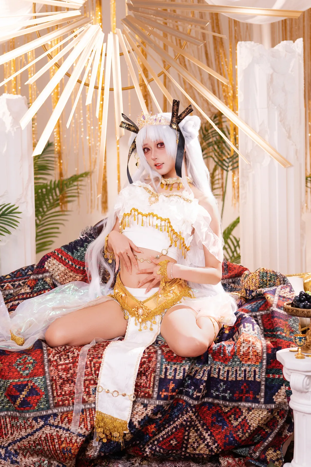 ルシャ姫コスプレ, コスプレ撮影, 白髪エキゾチック, ゴールドジュエリーのスタイリング, セクシーな座り方 - 4枚目