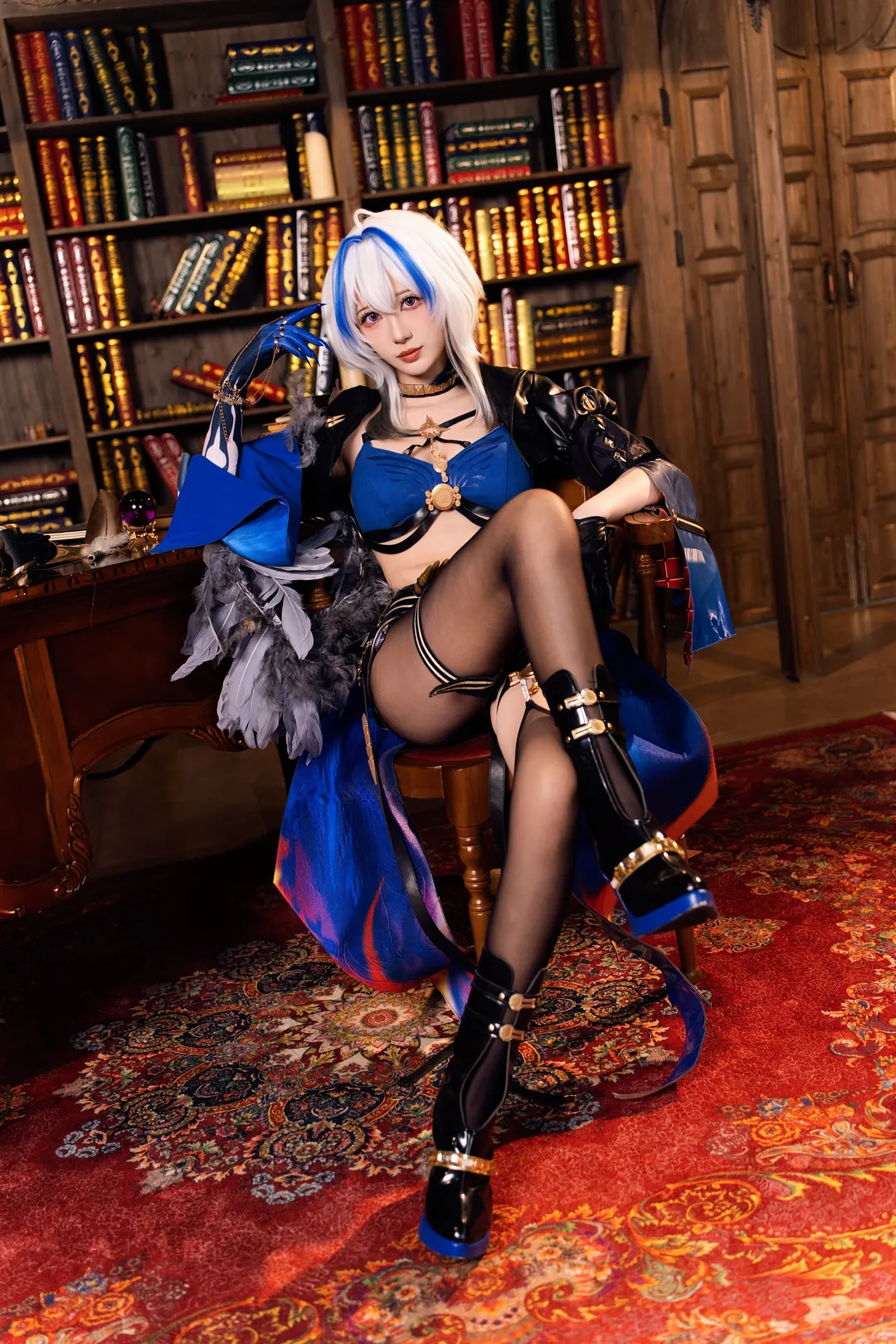 cosplay, 复古书房, 黑丝穿搭, 蓝白假发, 羽毛装饰