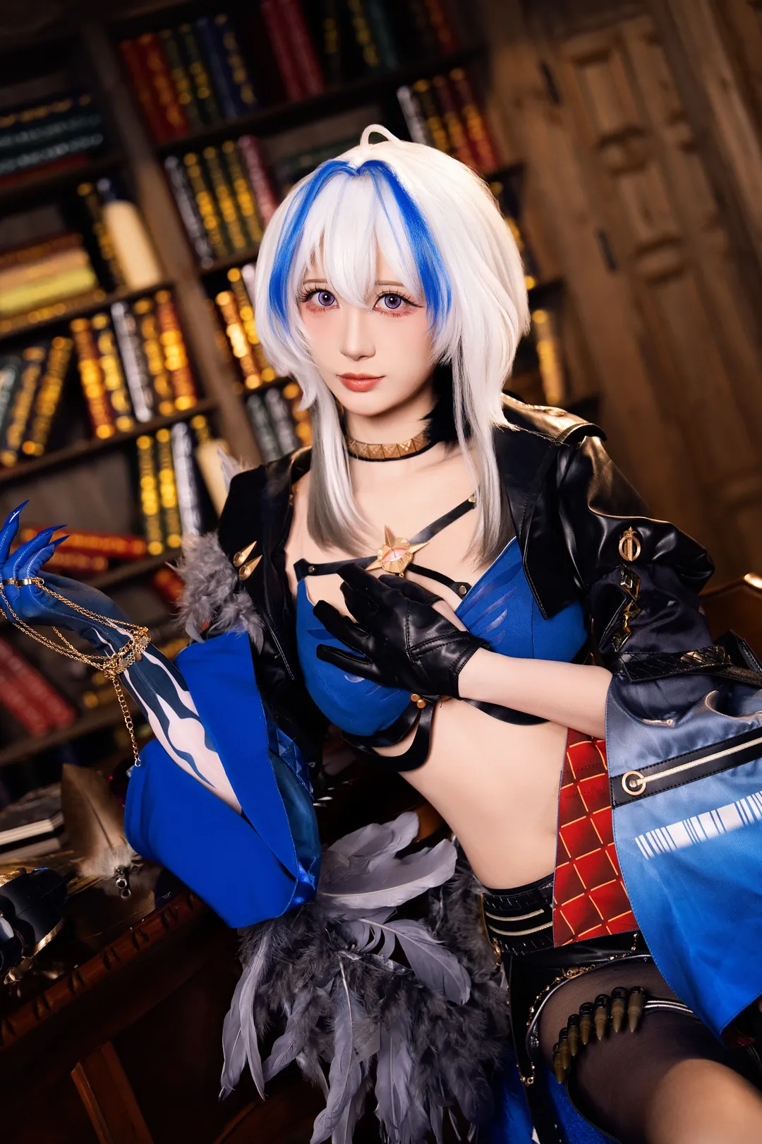 コスプレ, レトロな書斎, 黒タイツ コーデ, 青白ウィッグ, 羽飾り - 2枚目