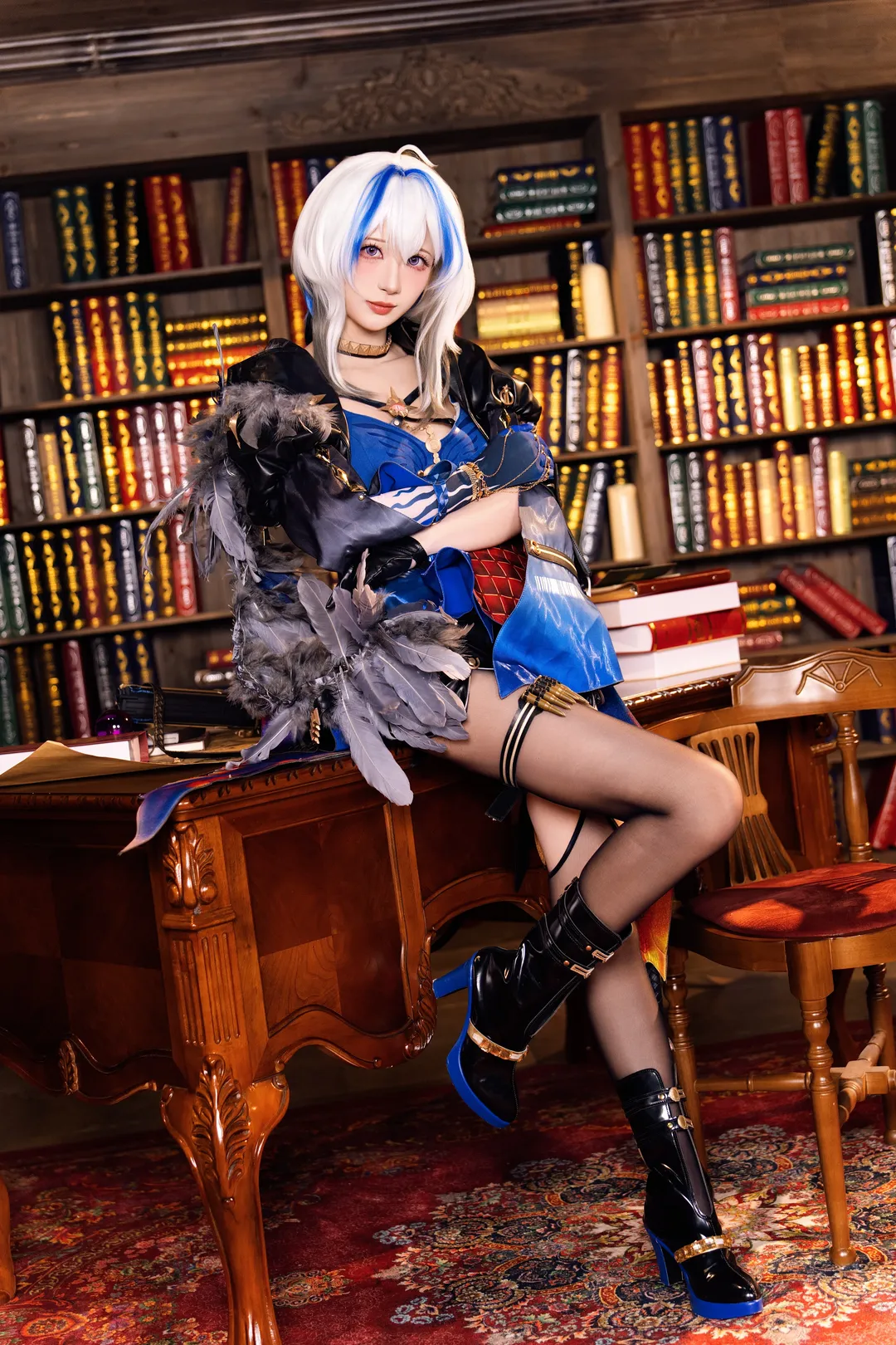 コスプレ, レトロな書斎, 黒タイツ コーデ, 青白ウィッグ, 羽飾り - 3枚目