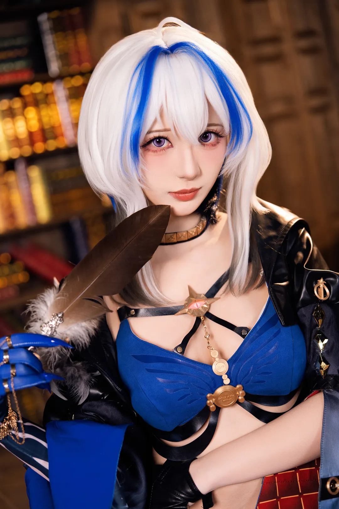コスプレ, レトロな書斎, 黒タイツ コーデ, 青白ウィッグ, 羽飾り - 4枚目