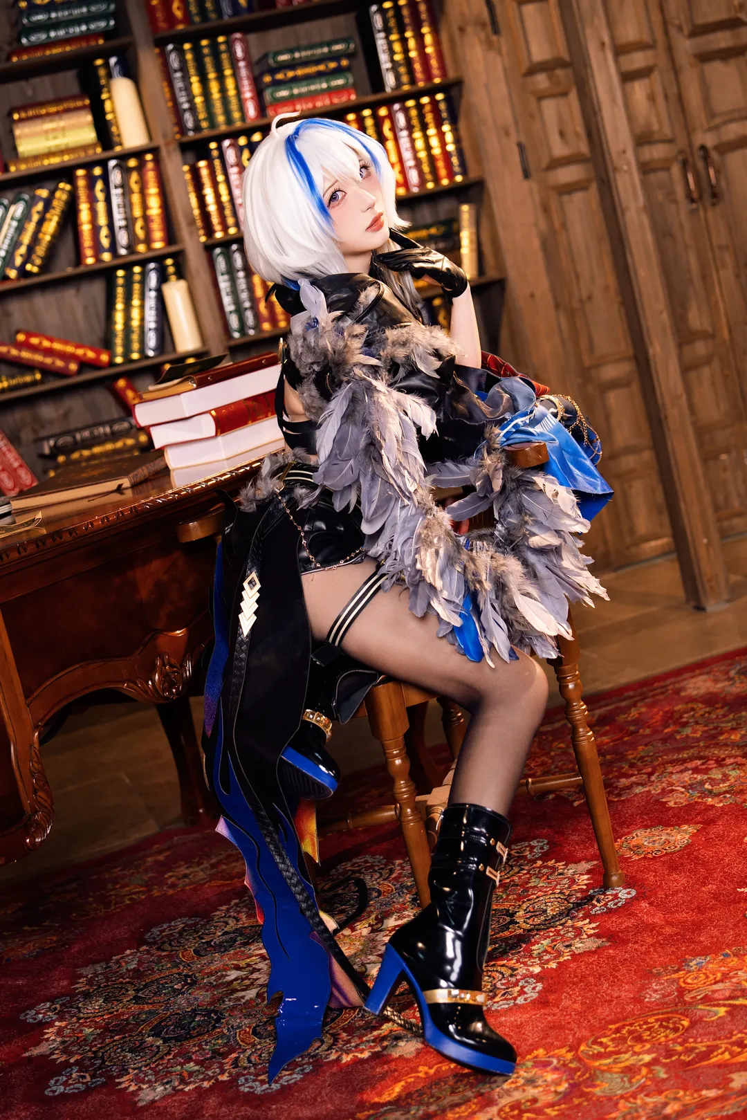 コスプレ, レトロな書斎, 黒タイツ コーデ, 青白ウィッグ, 羽飾り - 5枚目