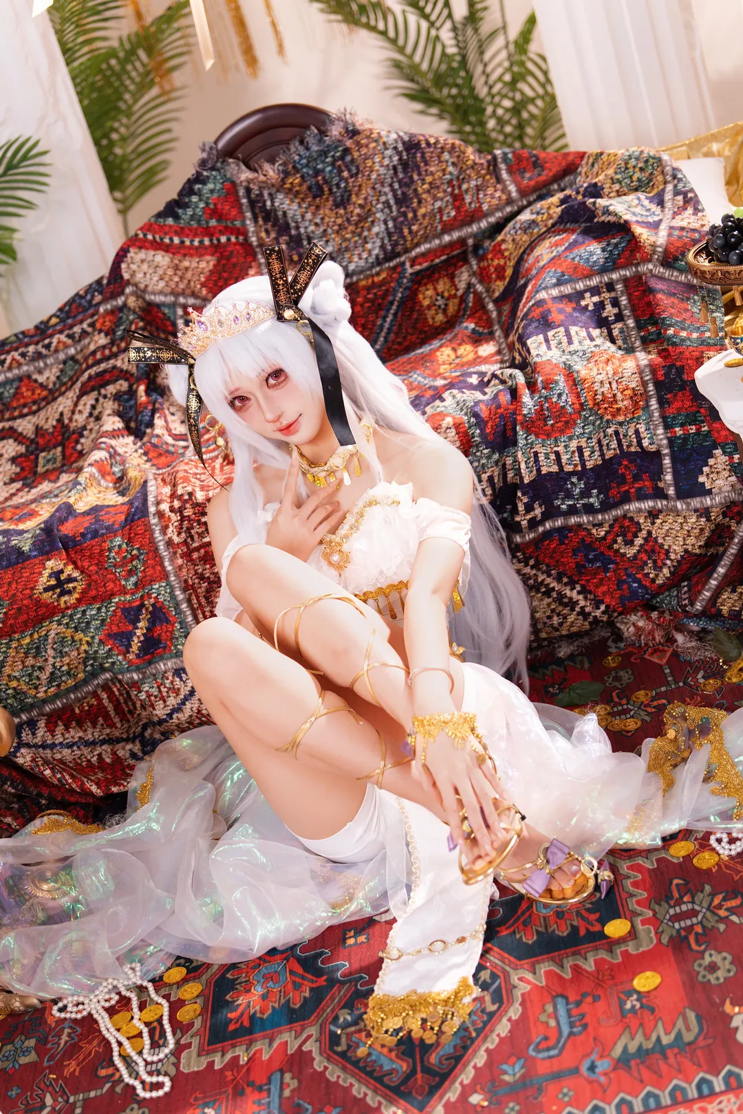 露莎公主cos, 异域风情cosplay, 神灯cosplay, 白金色系妆造, 波斯地毯场景