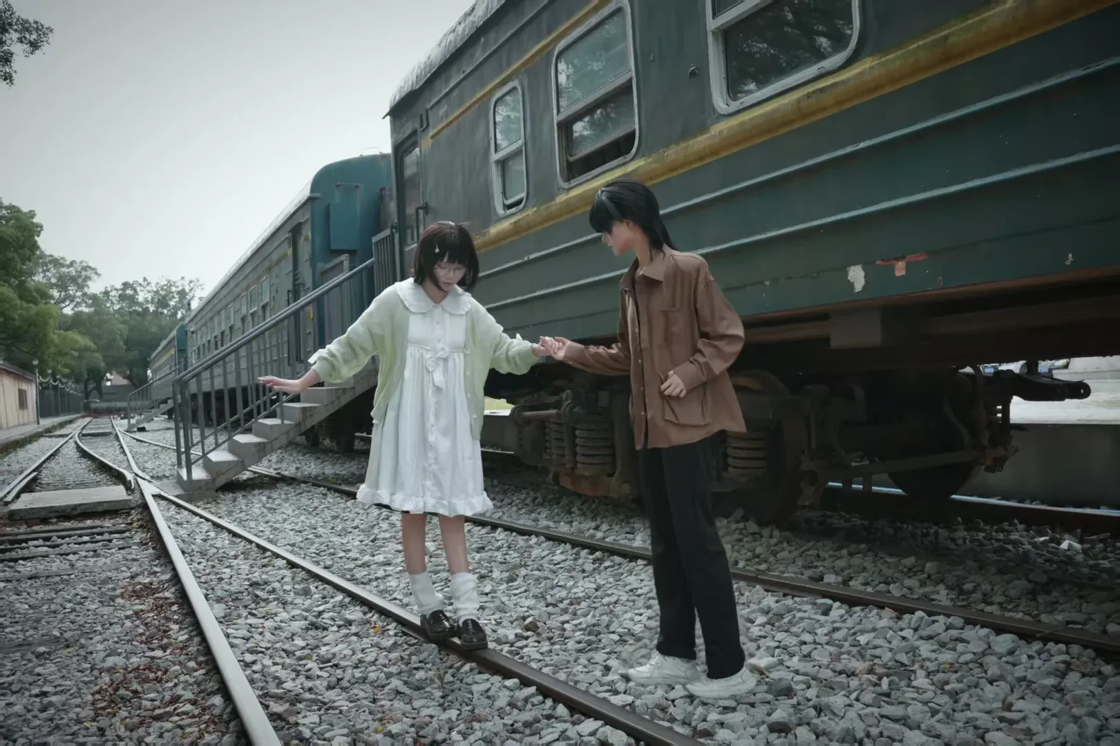 双人cosplay, 铁轨摄影, 昙露凝cos, 纸嫁衣9, 日常感cos