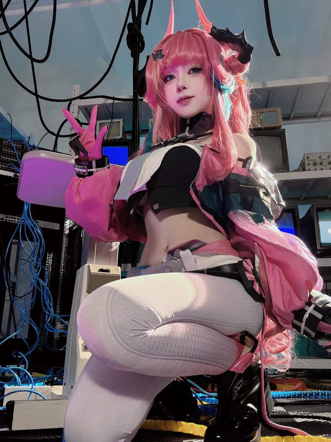 Cyberpunk, Arknights: Endfield, Yvonne cosplay, Cosplay photography, White tight pants