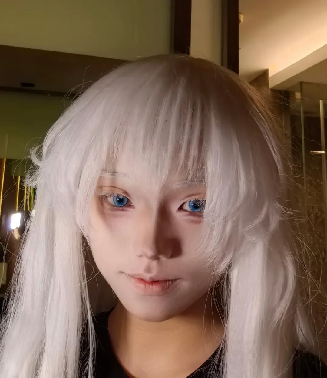 コスプレ試装, 白髪カラコン コスプレ, アニメメイクシェア, ウィッグセット記録, ブルーアイメイクのチュートリアル
