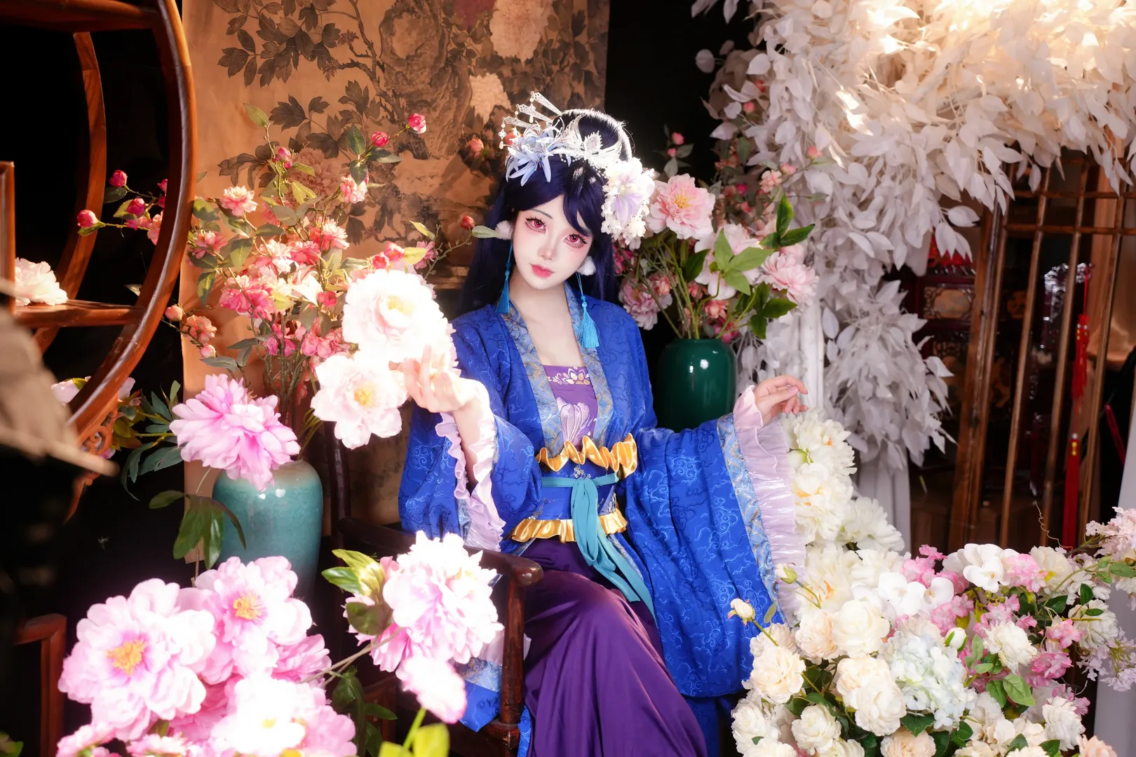 Ancient style, Cosplay photoshoot, Chinese-style photography, Consort Lihua cosplay, Blue hair traditional Chinese costume - Image 3