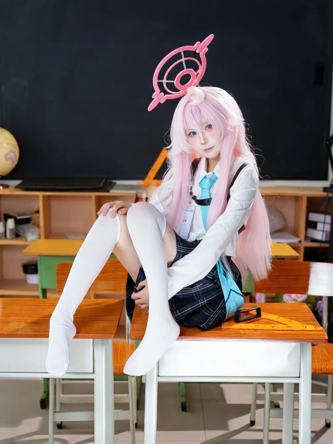 蔚蓝档案, 小鸟游星野cos, cosplay摄影, 白丝过膝袜, 教室 - 第1张