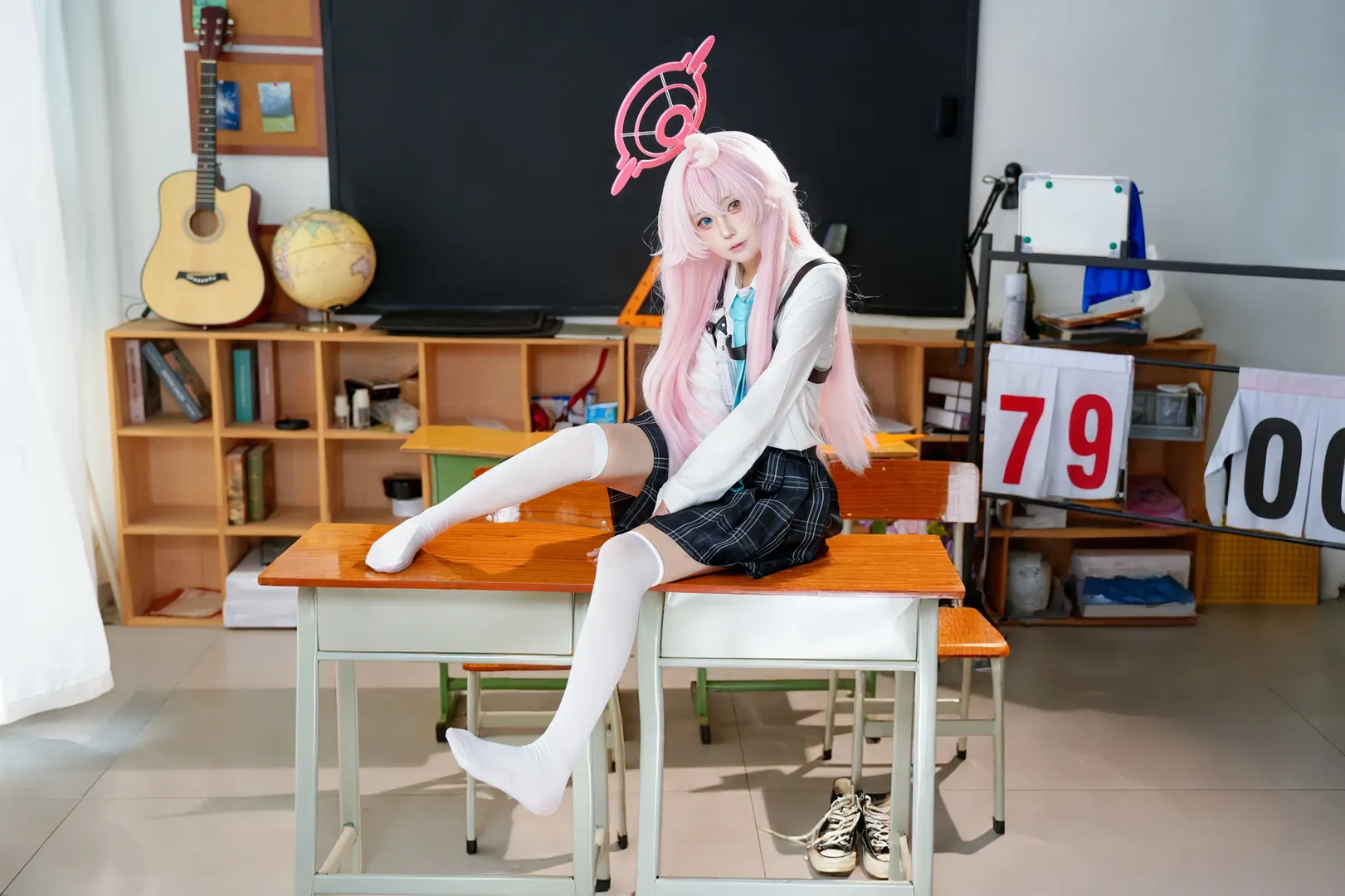 蔚蓝档案, 小鸟游星野cos, cosplay摄影, 白丝过膝袜, 教室 - 第2张