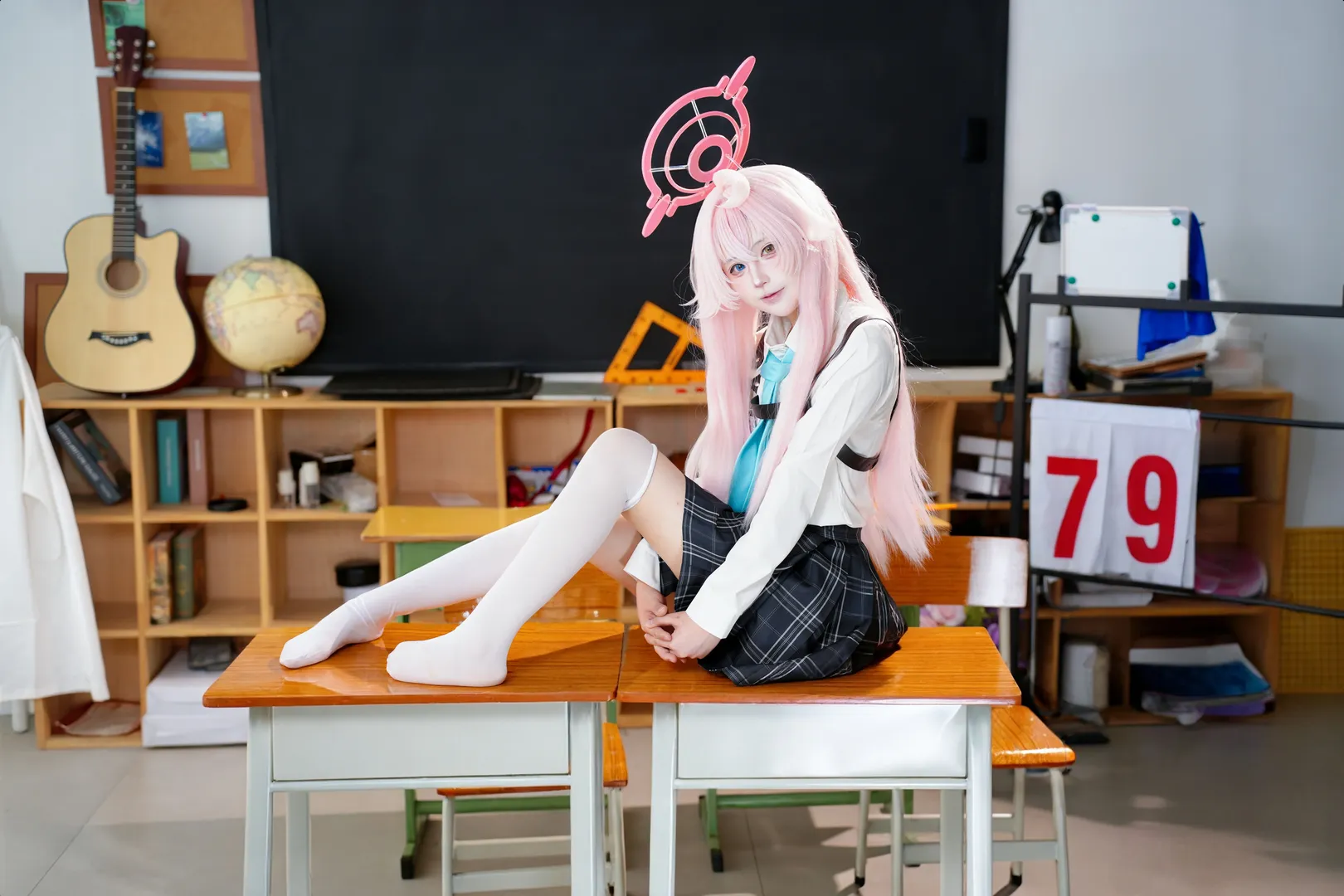 蔚蓝档案, 小鸟游星野cos, cosplay摄影, 白丝过膝袜, 教室 - 第3张