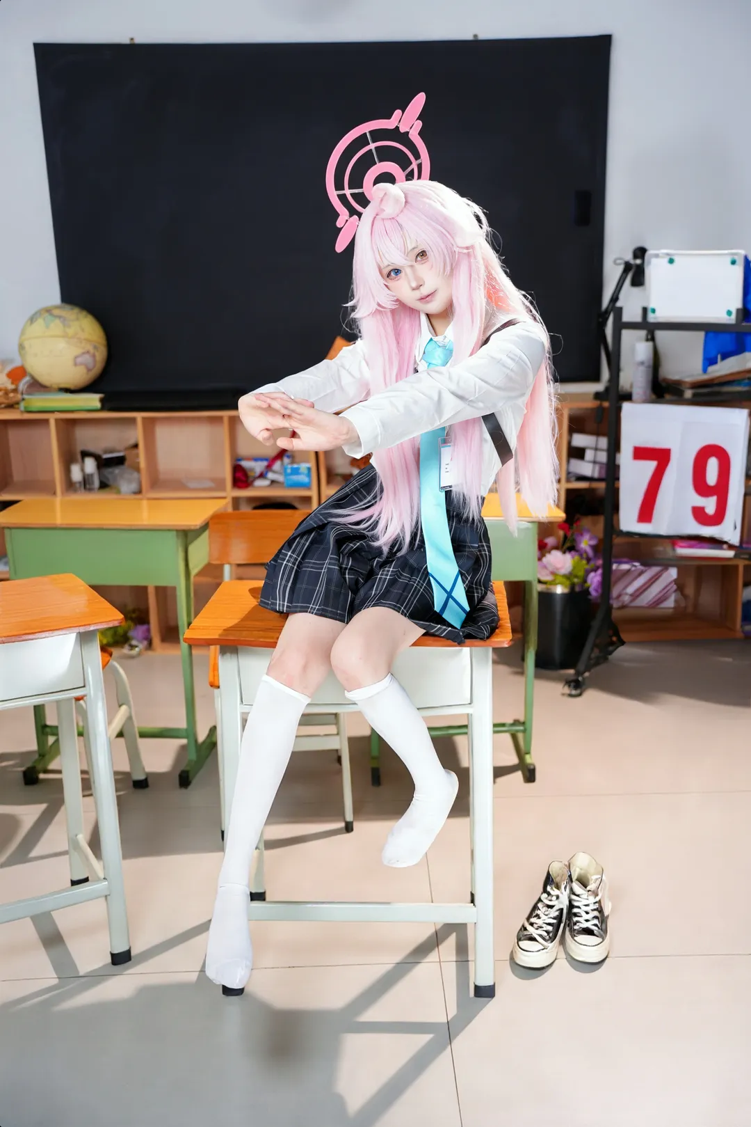 蔚蓝档案, 小鸟游星野cos, cosplay摄影, 白丝过膝袜, 教室